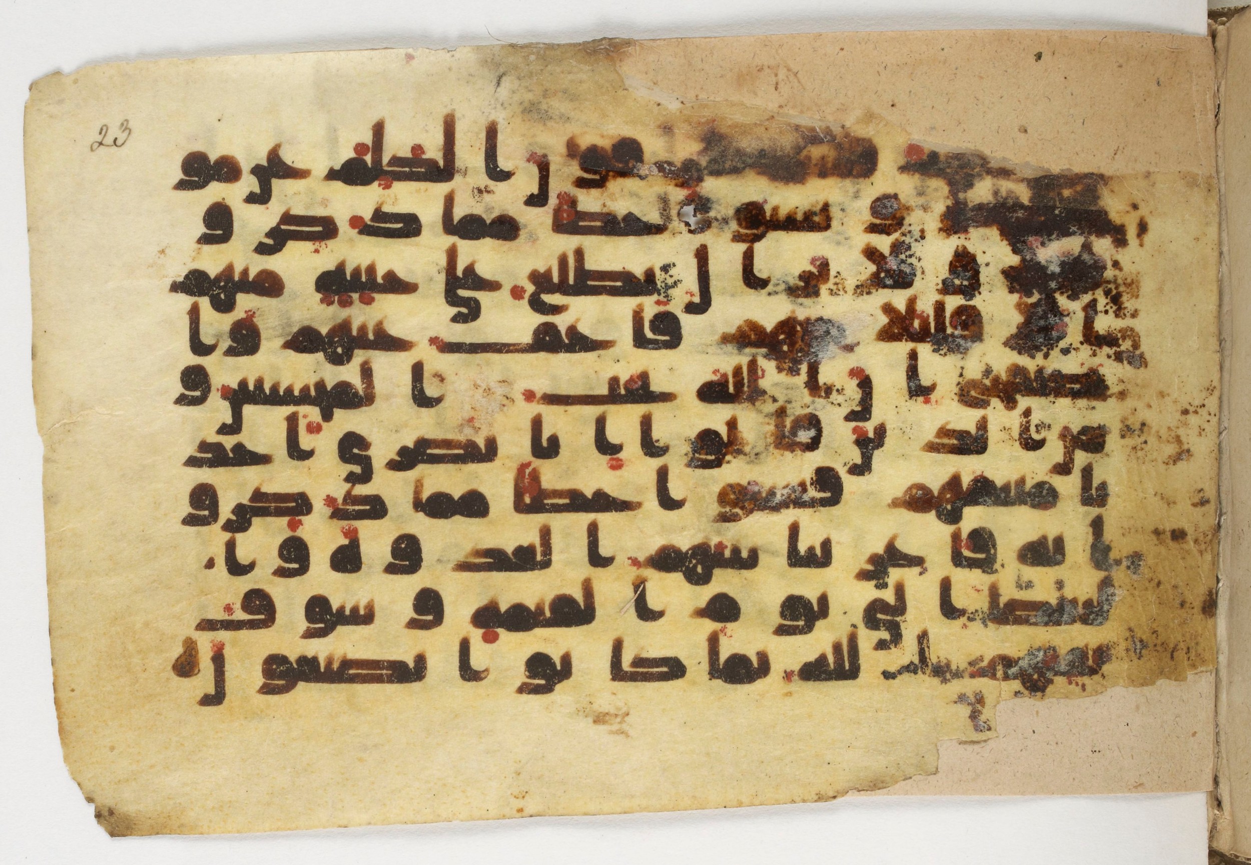 Paris, Bibliothèque nationale de France, Arabe 338 (b), in Kūfī B.II script, showing Surah 5:14 from Mid-8th to Late 10th Century AD found in Fustat (Old Cairo), Egypt, currently housed at Bibliothèque nationale de France, Paris