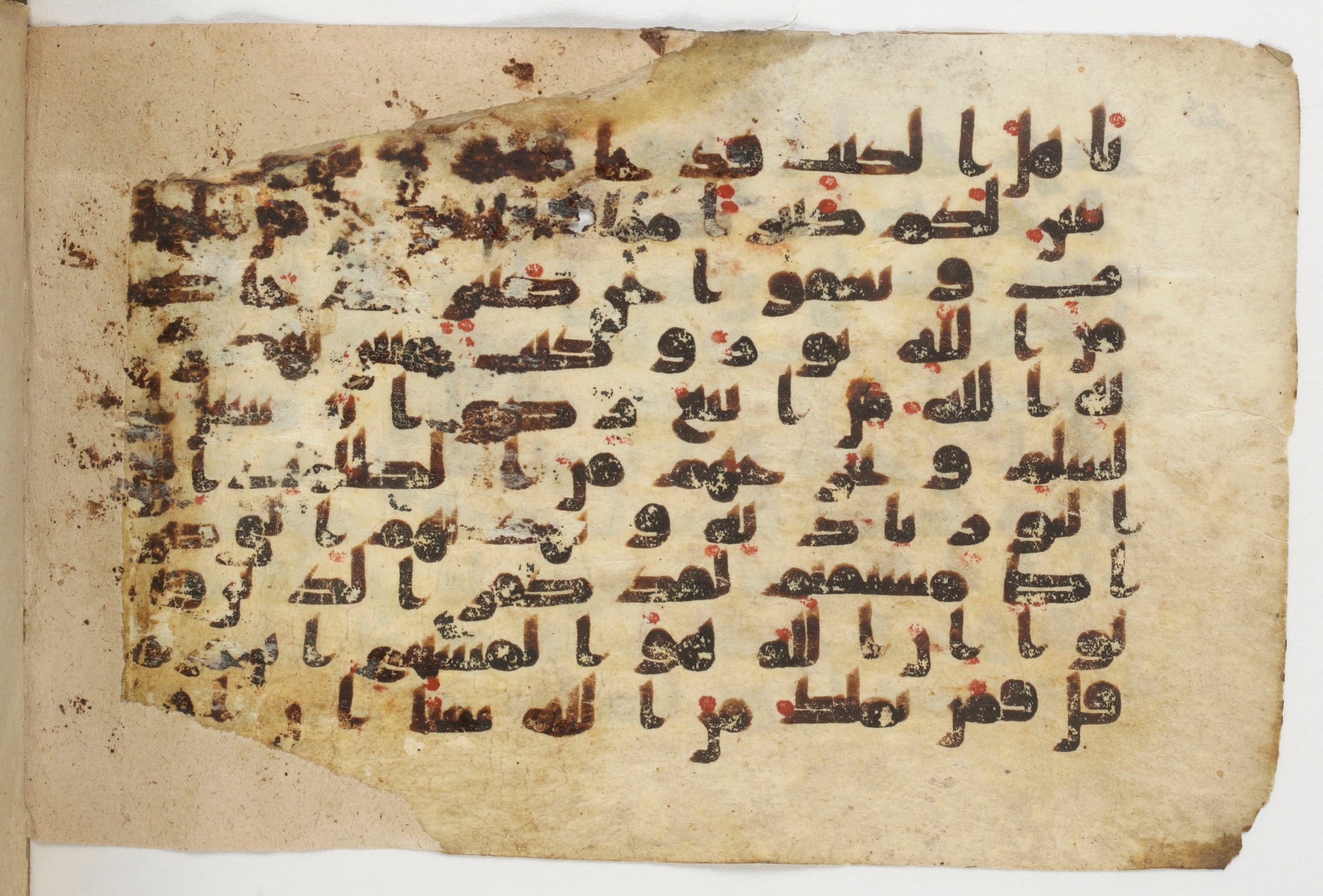 Paris, Bibliothèque nationale de France, Arabe 338 (b), in Kūfī B.II script, showing Surah 5:15 from Mid-8th to Late 10th Century AD found in Fustat (Old Cairo), Egypt, currently housed at Bibliothèque nationale de France, Paris