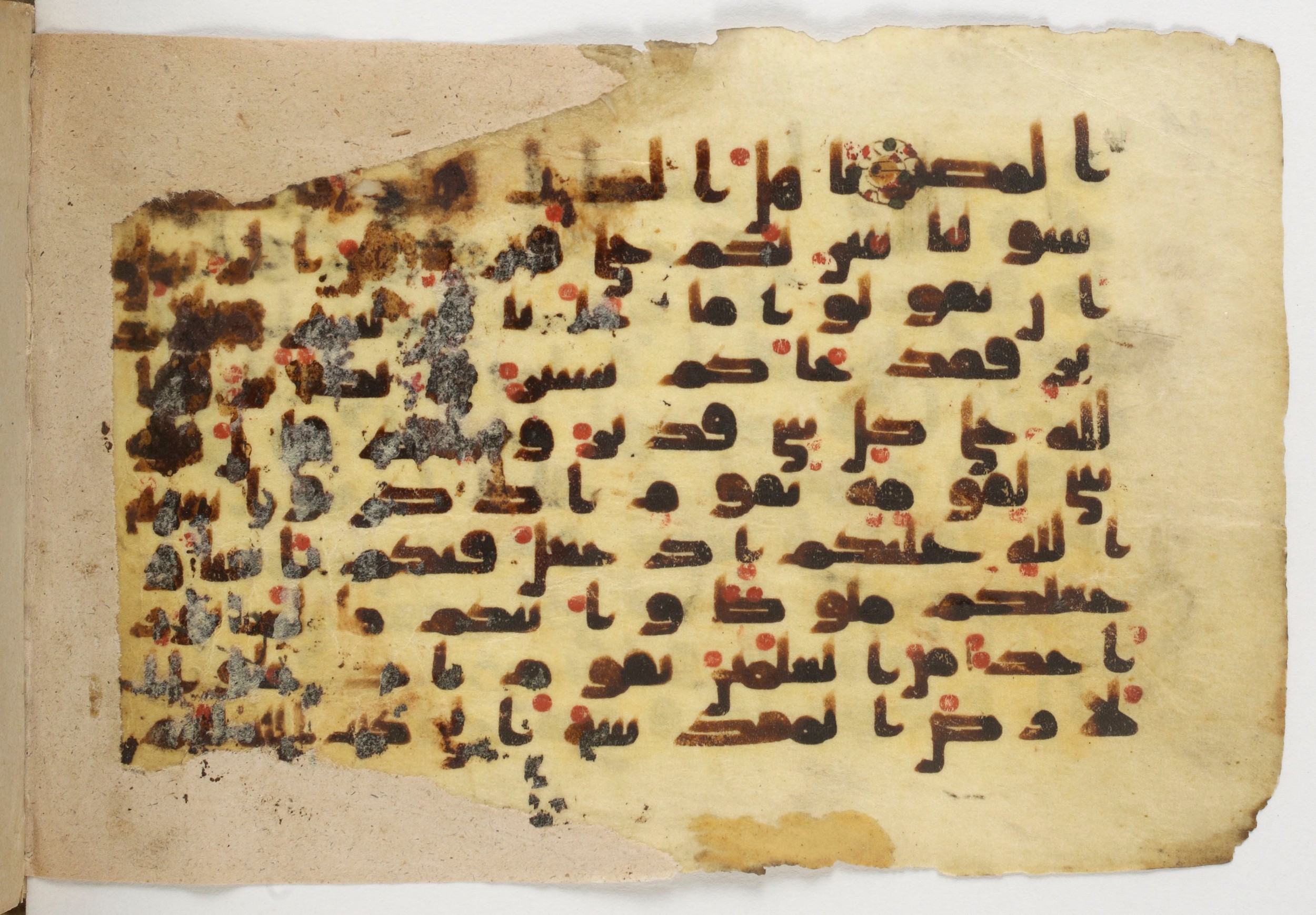 Paris, Bibliothèque nationale de France, Arabe 338 (b) (Scan 1), in Kūfī B.II script, showing Surah 5:21 from Mid-8th to Late 10th Century AD found in Fustat (Old Cairo), Egypt, currently housed at Bibliothèque nationale de France, Paris