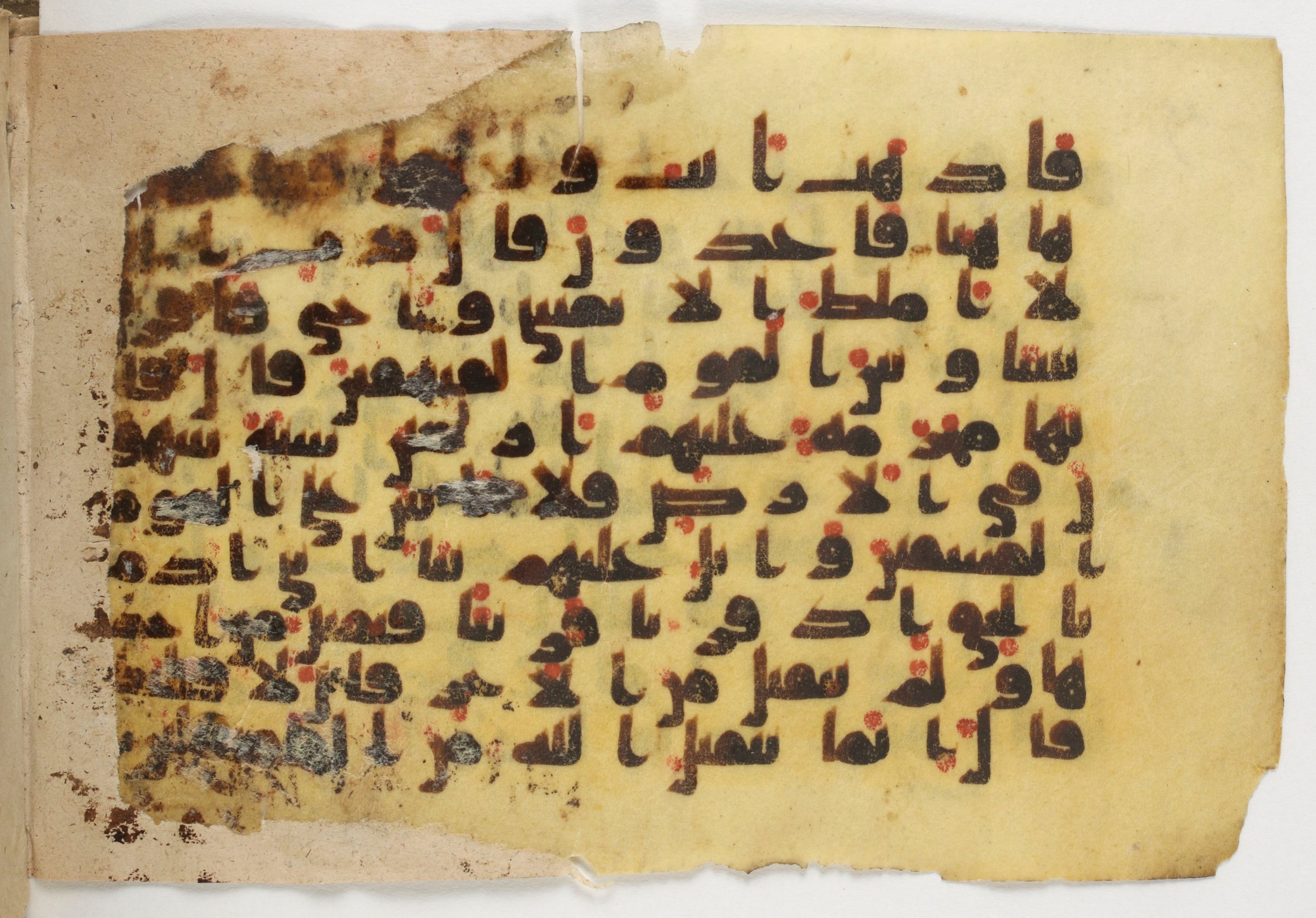 Paris, Bibliothèque nationale de France, Arabe 338 (b) (Scan 2), in Kūfī B.II script, showing Surah 5:24 from Mid-8th to Late 10th Century AD found in Fustat (Old Cairo), Egypt, currently housed at Bibliothèque nationale de France, Paris