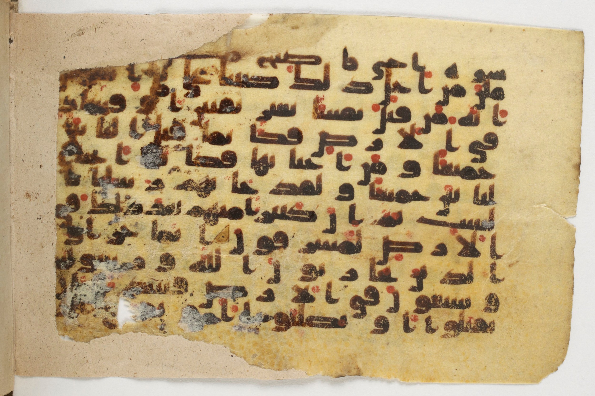 Paris, Bibliothèque nationale de France, Arabe 338 (b), in Kūfī B.II script, showing Surah 5:32 from Mid-8th to Late 10th Century AD found in Fustat (Old Cairo), Egypt, currently housed at Bibliothèque nationale de France, Paris