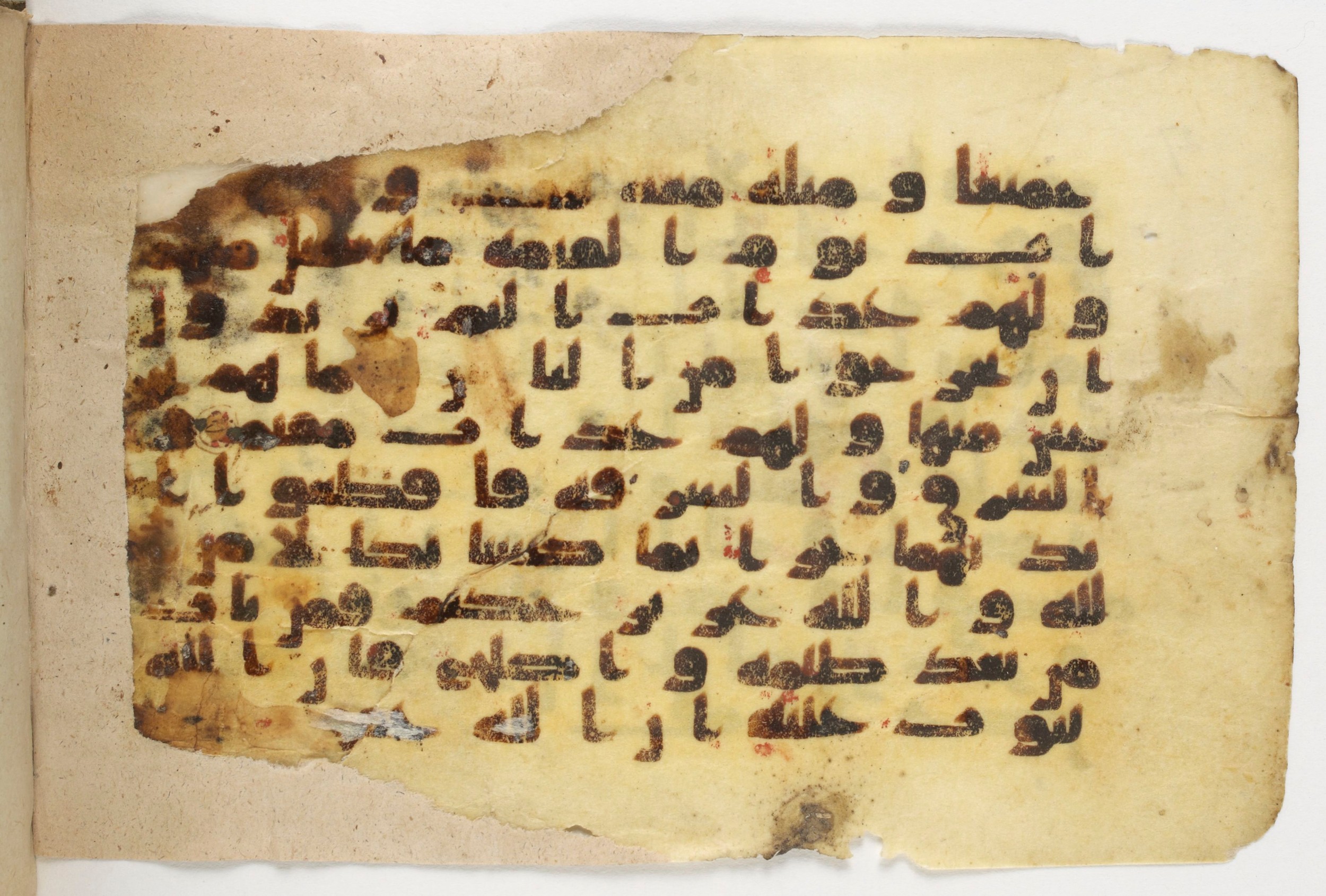 Paris, Bibliothèque nationale de France, Arabe 338 (b), in Kūfī B.II script, showing Surah 5:39 from Mid-8th to Late 10th Century AD found in Fustat (Old Cairo), Egypt, currently housed at Bibliothèque nationale de France, Paris