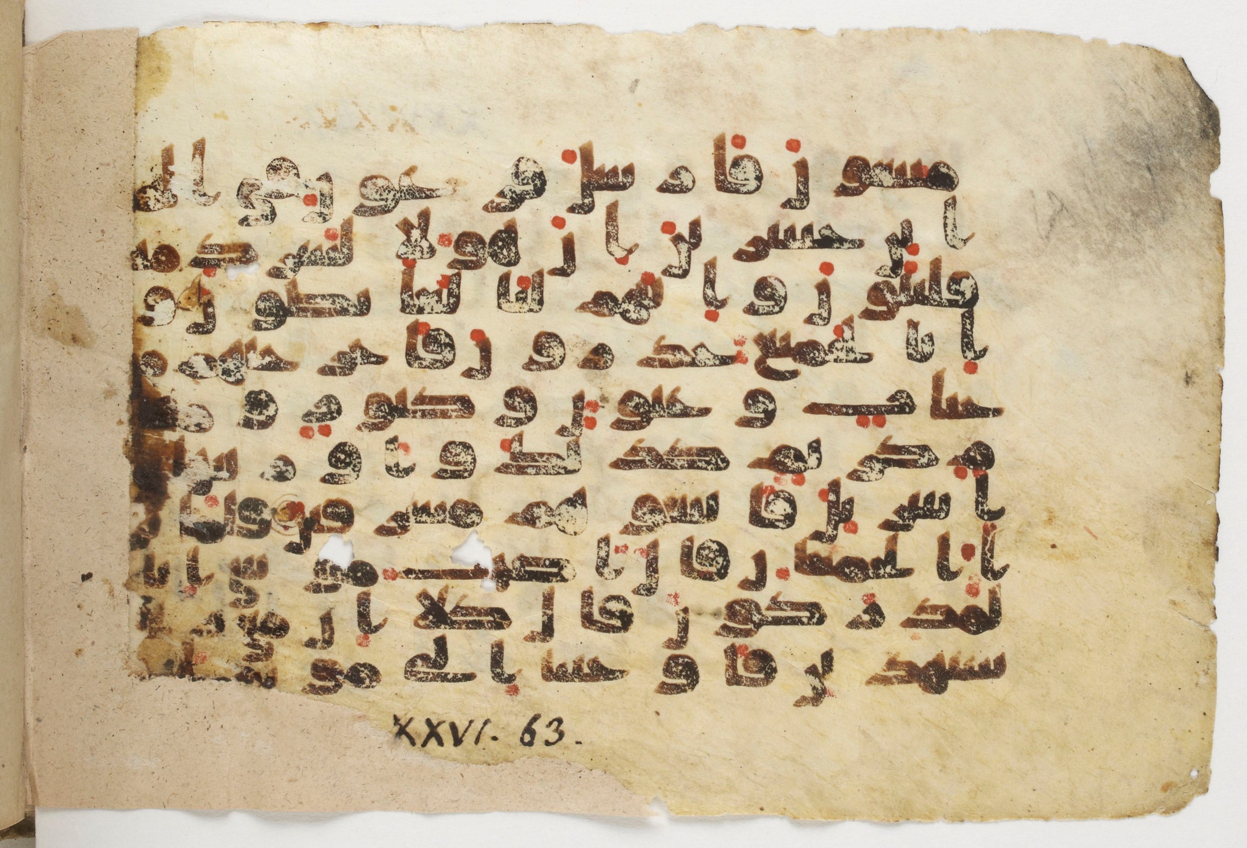 Paris, Bibliothèque nationale de France, Arabe 338 (b) (Scan 1), in Kūfī B.II script, showing Surah 26:63 from Mid-8th to Late 10th Century AD found in Fustat (Old Cairo), Egypt, currently housed at Bibliothèque nationale de France, Paris