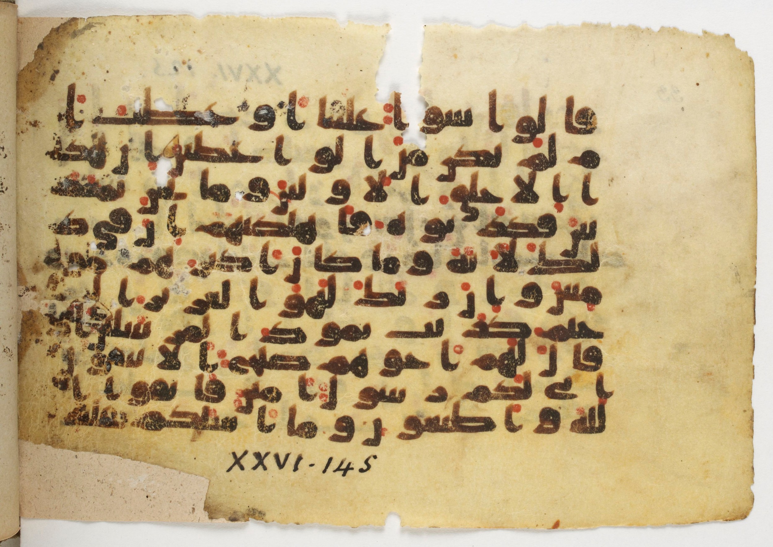 Paris, Bibliothèque nationale de France, Arabe 338 (b), in Kūfī B.II script, showing Surah 26:136 from Mid-8th to Late 10th Century AD found in Fustat (Old Cairo), Egypt, currently housed at Bibliothèque nationale de France, Paris