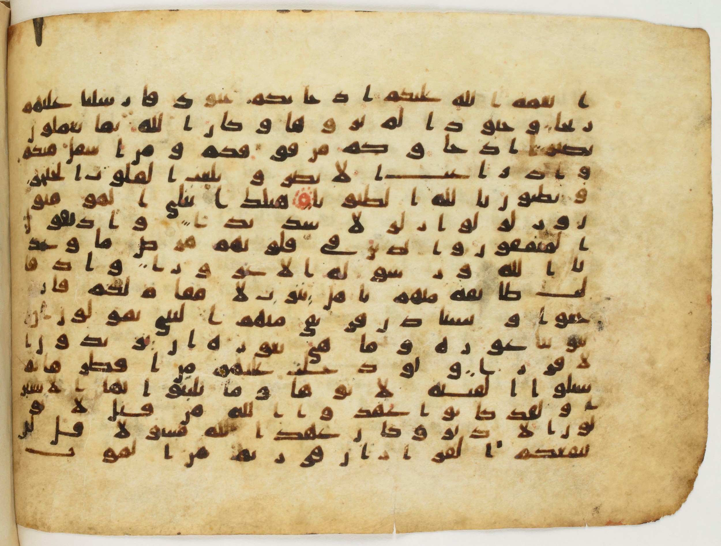 Arabe 340 (b), in Unclassified (Analogous to Early Abbasid Groups A and B) script, showing Surah 33:13 from 8th to 9th Century AD found in Fustat (Old Cairo), Egypt, currently housed at Bibliothèque nationale de France, Paris