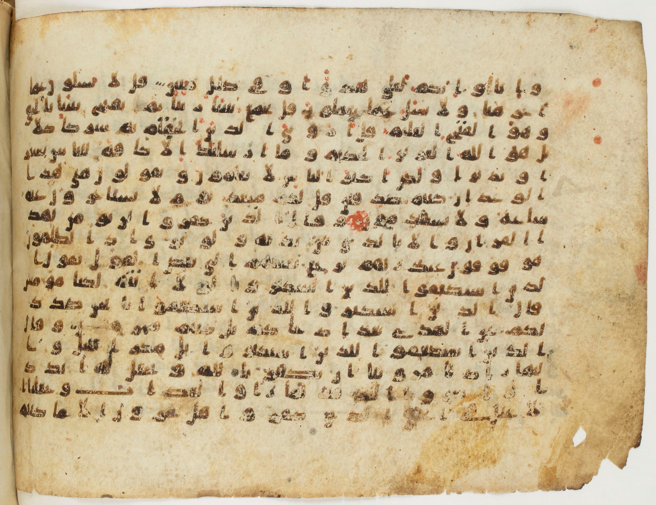 Arabe 340 (b) (Scan 1), in Unclassified (Analogous to Early Abbasid Groups A and B) script, showing Surah 34:33 from 8th to 9th Century AD found in Fustat (Old Cairo), Egypt, currently housed at Bibliothèque nationale de France, Paris