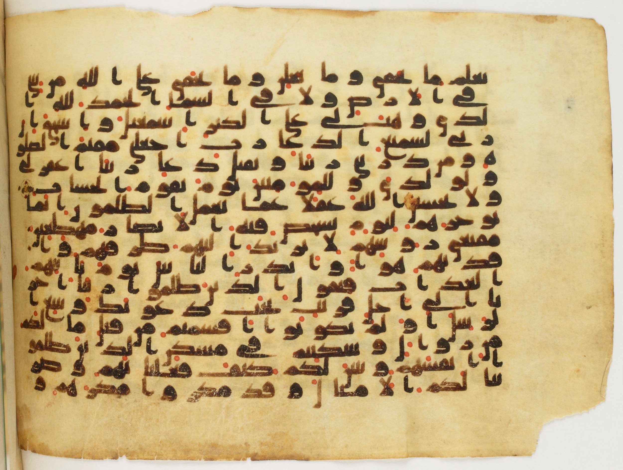 Paris, Bibliothèque nationale de France, Arabe 340 (c), in Kūfī B.II script, showing Surah 14:39 from Mid 8th to Late 9th Century AD found in al-Fusṭāṭ (Old Cairo), Egypt, currently housed at Bibliothèque nationale de France, Paris