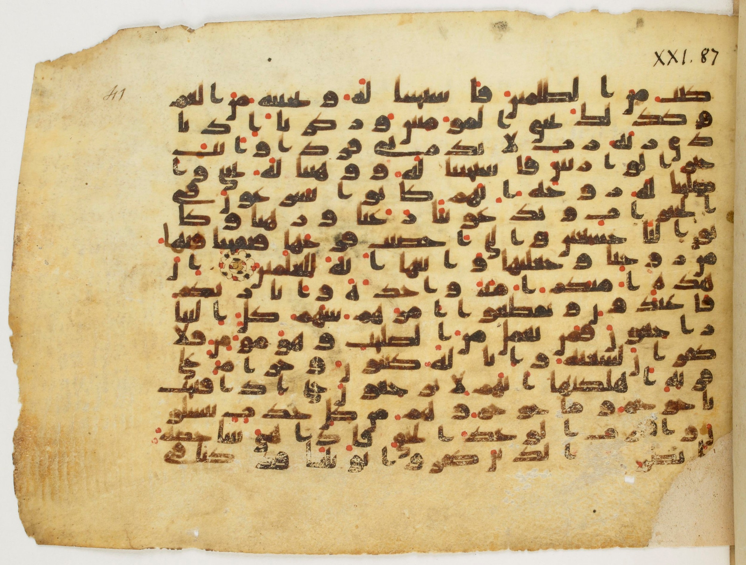 Paris, Bibliothèque nationale de France, Arabe 340 (c) (Scan 2), in Kūfī B.II script, showing Surah 21:87 from Mid 8th to Late 9th Century AD found in al-Fusṭāṭ (Old Cairo), Egypt, currently housed at Bibliothèque nationale de France, Paris