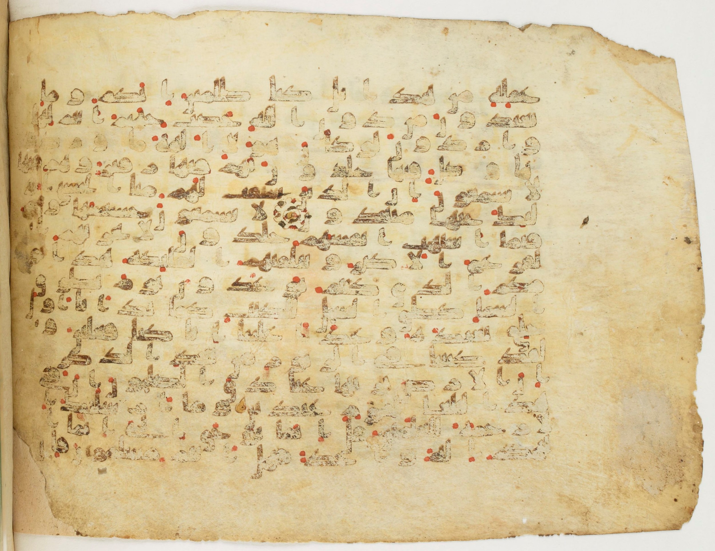 Paris, Bibliothèque nationale de France, Arabe 340 (c), in Kūfī B.II script, showing Surah 21:98 from Mid 8th to Late 9th Century AD found in al-Fusṭāṭ (Old Cairo), Egypt, currently housed at Bibliothèque nationale de France, Paris