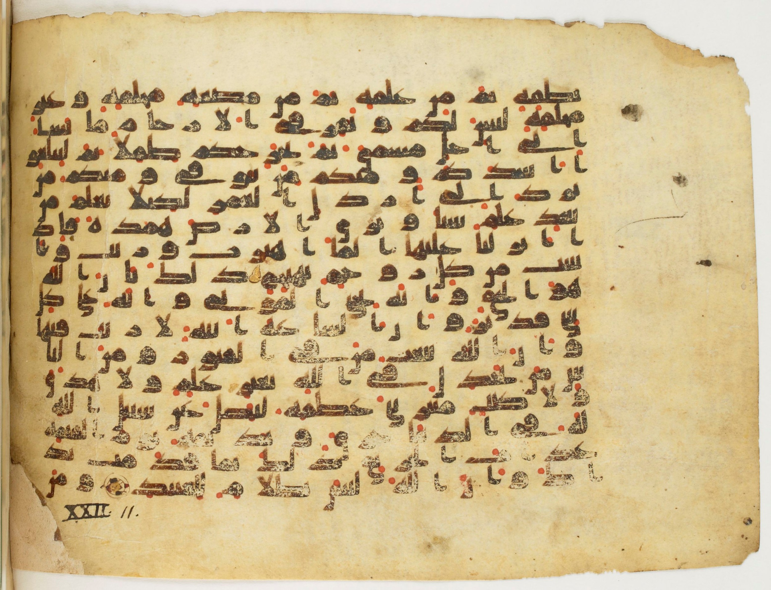 Paris, Bibliothèque nationale de France, Arabe 340 (c), in Kūfī B.II script, showing Surah 22:7 from Mid 8th to Late 9th Century AD found in al-Fusṭāṭ (Old Cairo), Egypt, currently housed at Bibliothèque nationale de France, Paris