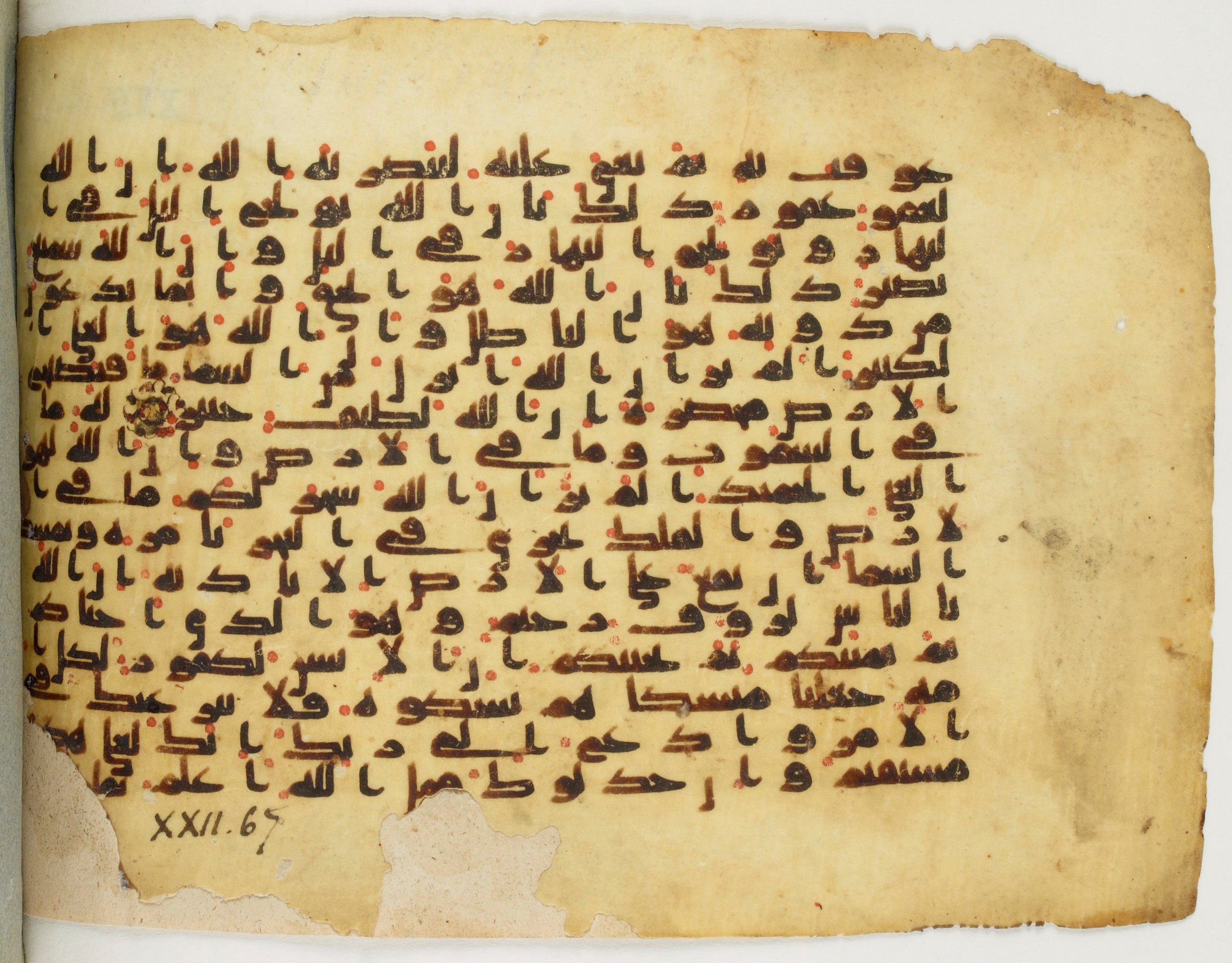 Paris, Bibliothèque nationale de France, Arabe 340 (c), in Kūfī B.II script, showing Surah 22:65 from Mid 8th to Late 9th Century AD found in al-Fusṭāṭ (Old Cairo), Egypt, currently housed at Bibliothèque nationale de France, Paris