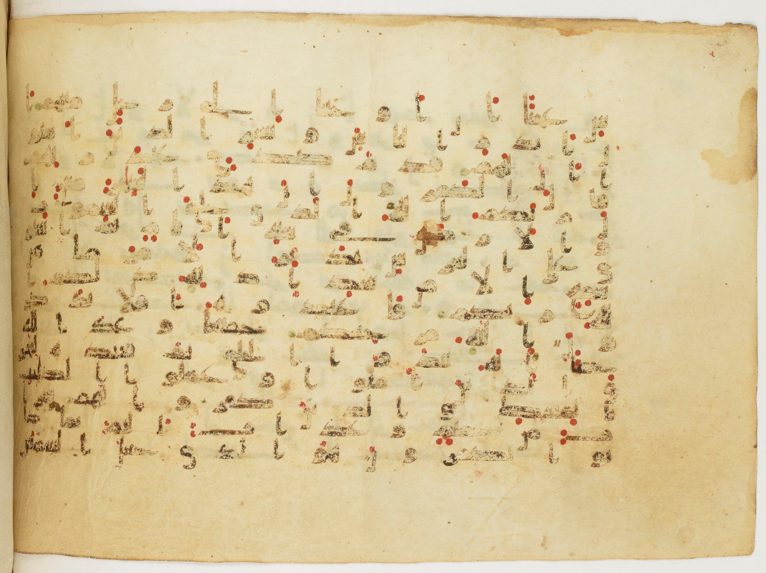 Paris, Bibliothèque nationale de France, Arabe 340 (d) (Scan 2), in Kufic B.II script, showing Surah 10:2 from Mid 8th to Late 9th Century AD found in Fustat (Old Cairo), Egypt, currently housed at Bibliothèque nationale de France, Paris
