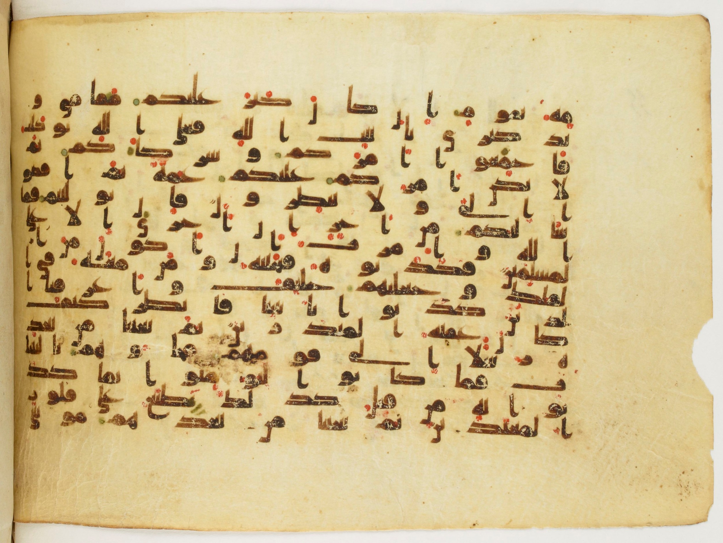 Paris, Bibliothèque nationale de France, Arabe 340 (d), in Kufic B.II script, showing Surah 10:72 from Mid 8th to Late 9th Century AD found in Fustat (Old Cairo), Egypt, currently housed at Bibliothèque nationale de France, Paris