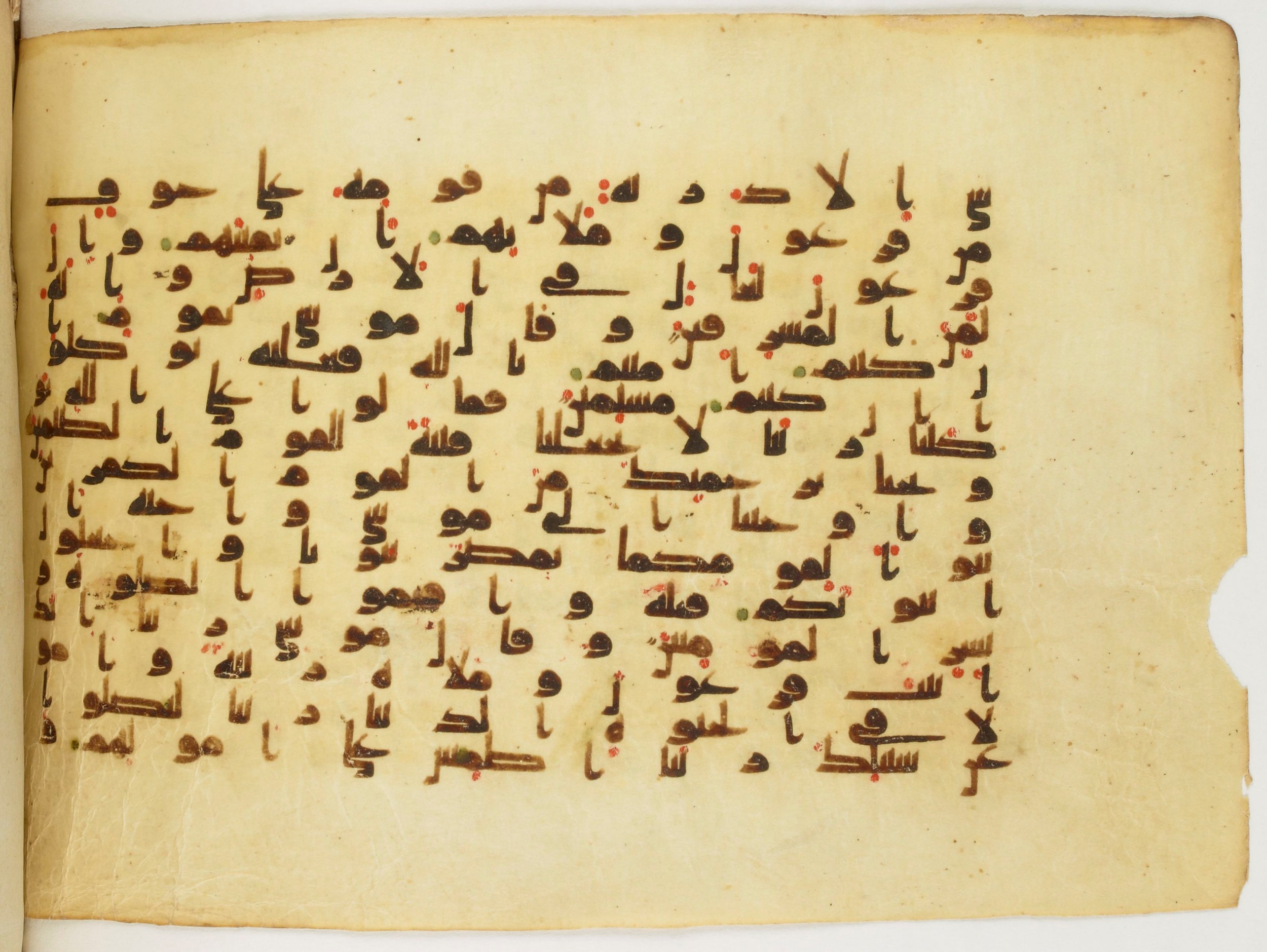Paris, Bibliothèque nationale de France, Arabe 340 (d) (Scan 2), in Kufic B.II script, showing Surah 10:83 from Mid 8th to Late 9th Century AD found in Fustat (Old Cairo), Egypt, currently housed at Bibliothèque nationale de France, Paris