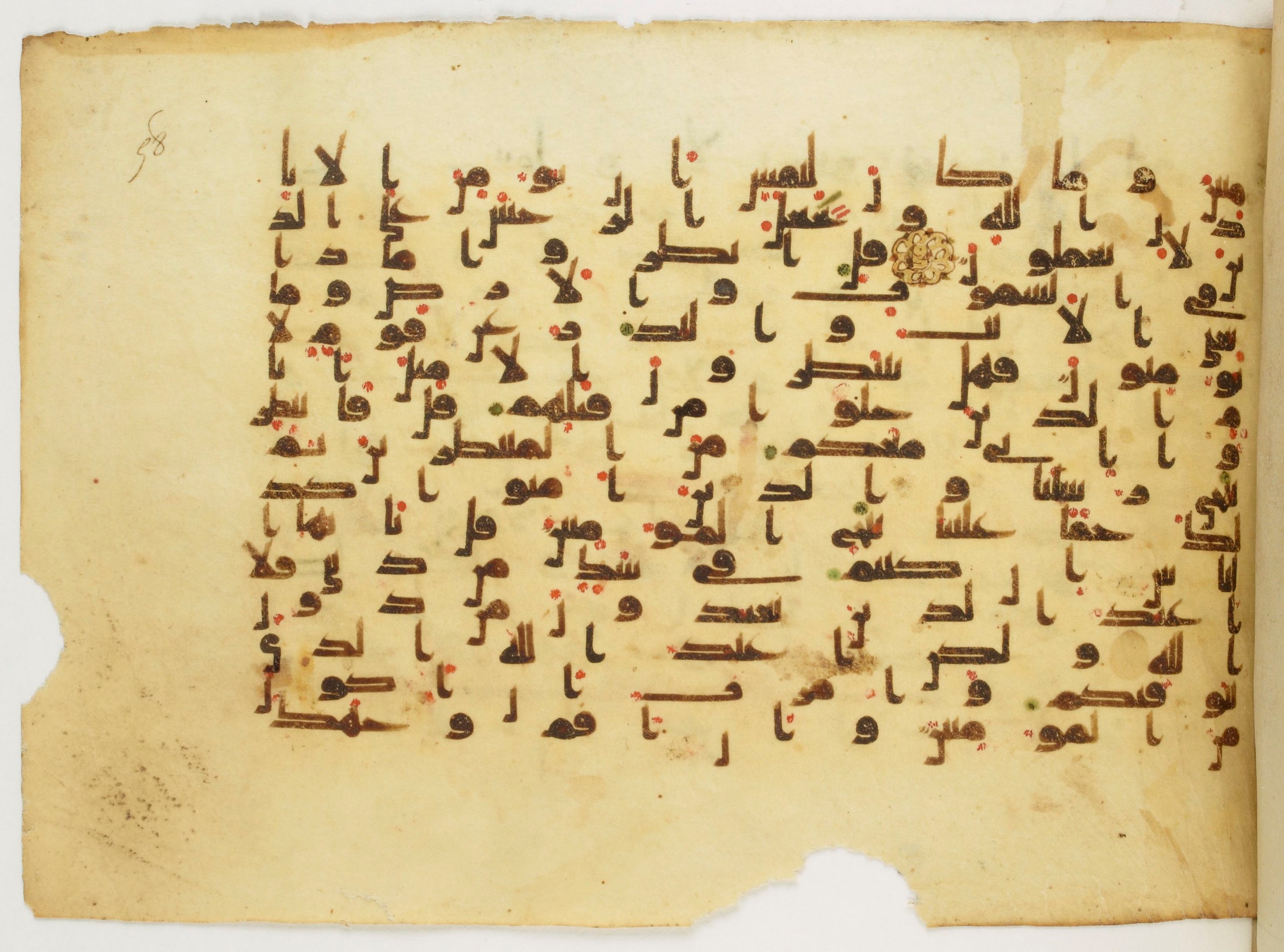 Paris, Bibliothèque nationale de France, Arabe 340 (d), in Kufic B.II script, showing Surah 10:103 from Mid 8th to Late 9th Century AD found in Fustat (Old Cairo), Egypt, currently housed at Bibliothèque nationale de France, Paris