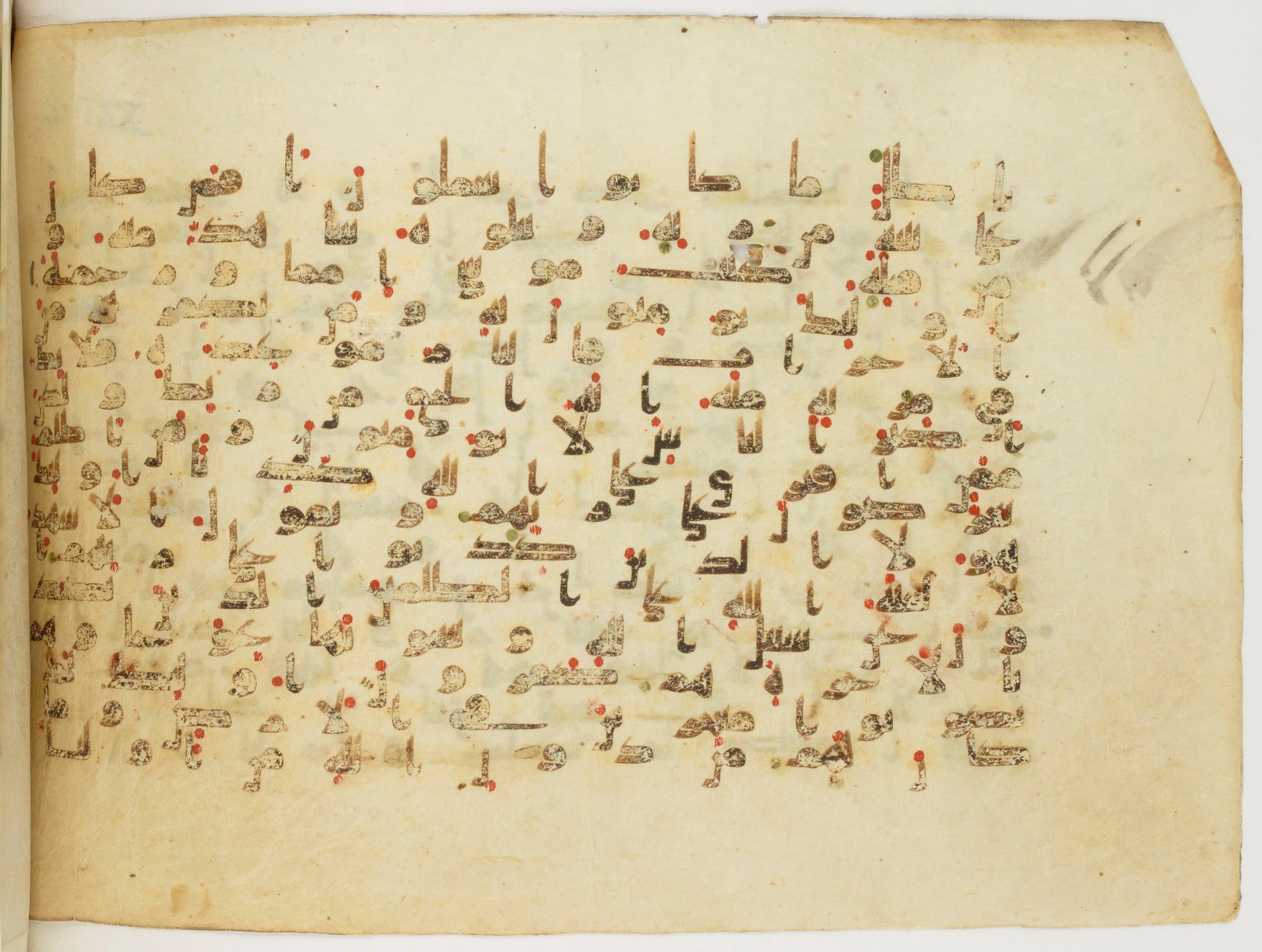 Paris, Bibliothèque nationale de France, Arabe 340 (d) (Scan 2), in Kufic B.II script, showing Surah 11:16 from Mid 8th to Late 9th Century AD found in Fustat (Old Cairo), Egypt, currently housed at Bibliothèque nationale de France, Paris