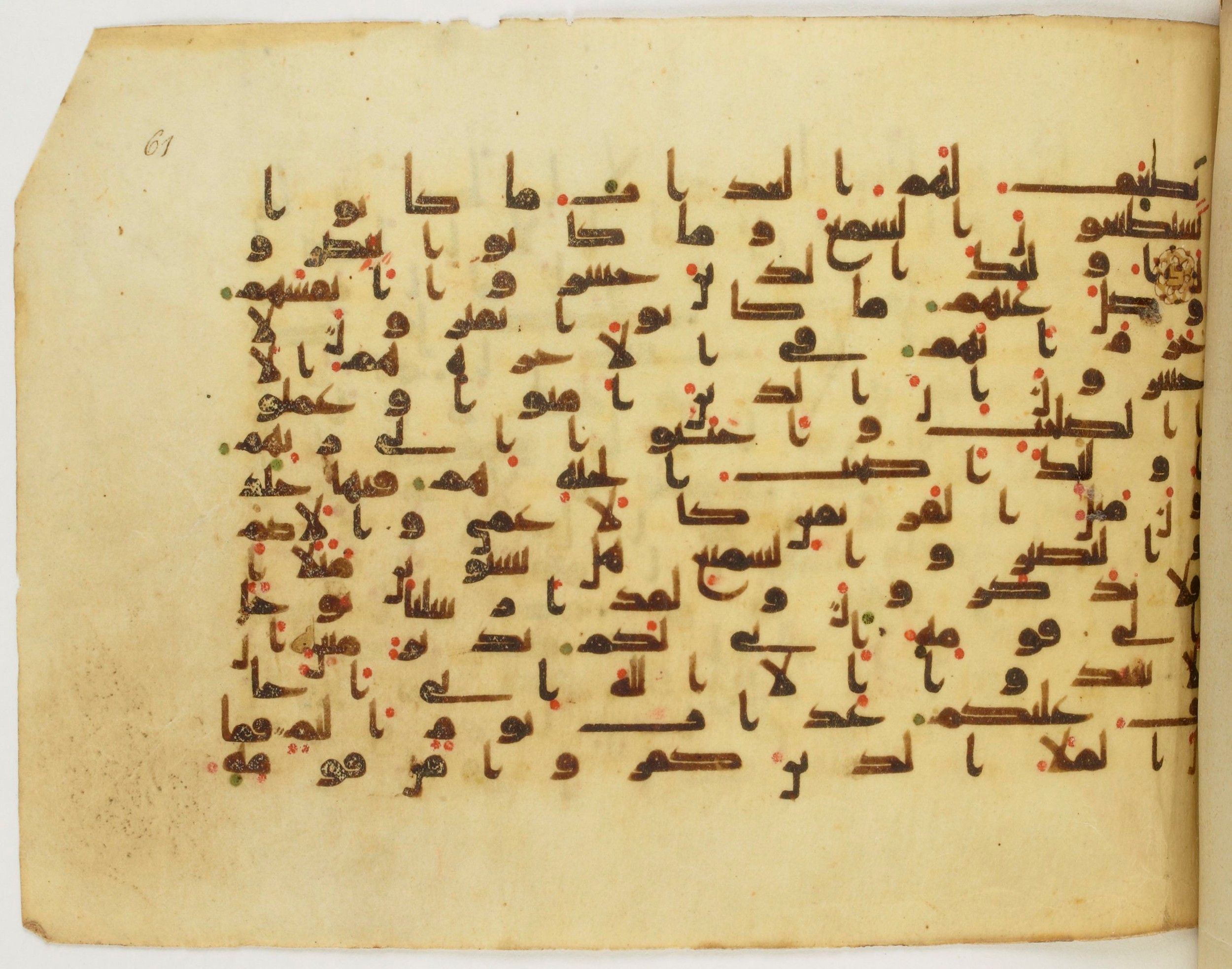 Paris, Bibliothèque nationale de France, Arabe 340 (d), in Kufic B.II script, showing Surah 11:21 from Mid 8th to Late 9th Century AD found in Fustat (Old Cairo), Egypt, currently housed at Bibliothèque nationale de France, Paris