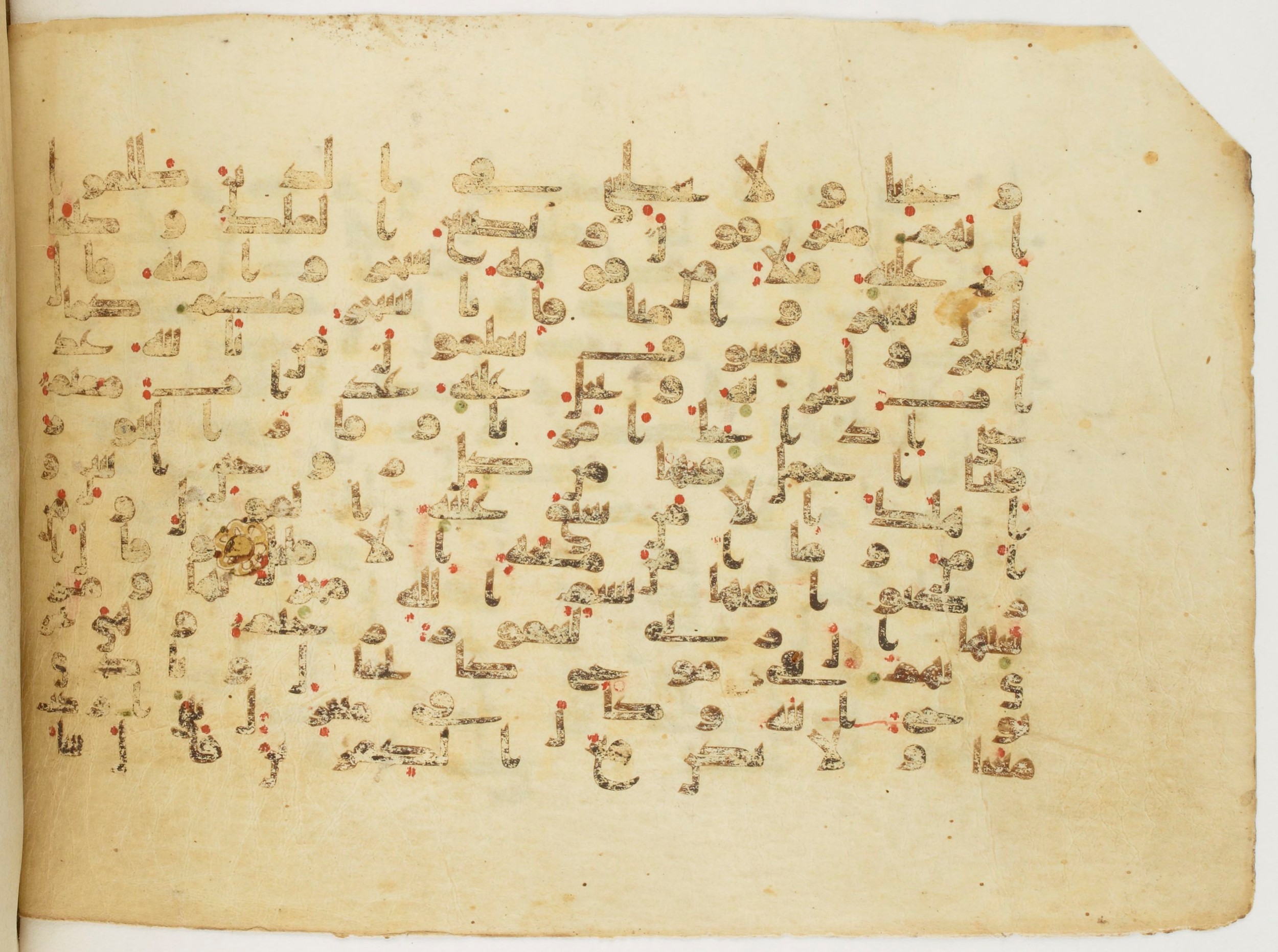Paris, Bibliothèque nationale de France, Arabe 340 (d), in Kufic B.II script, showing Surah 11:39 from Mid 8th to Late 9th Century AD found in Fustat (Old Cairo), Egypt, currently housed at Bibliothèque nationale de France, Paris