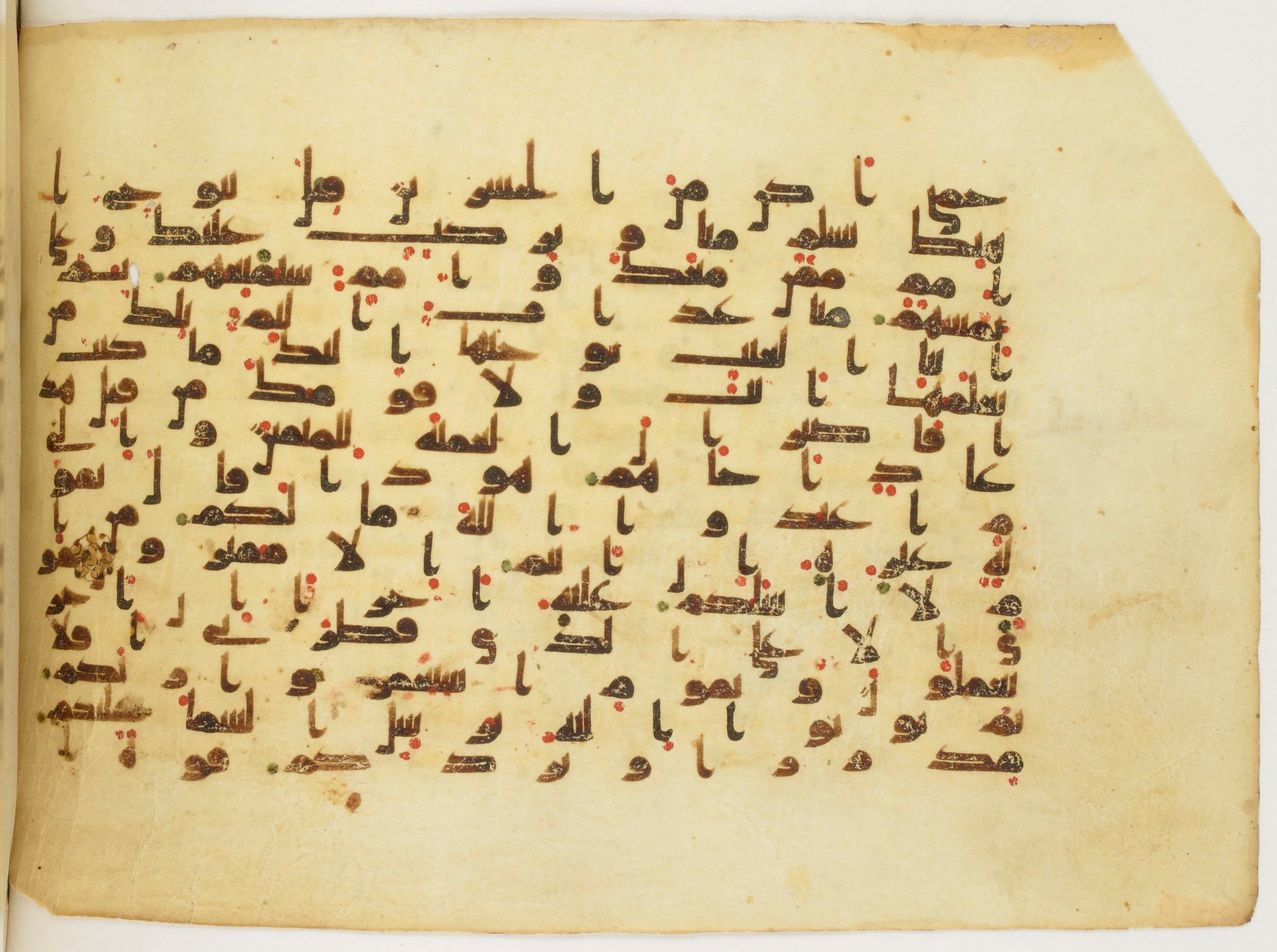 Paris, Bibliothèque nationale de France, Arabe 340 (d), in Kufic B.II script, showing Surah 11:49 from Mid 8th to Late 9th Century AD found in Fustat (Old Cairo), Egypt, currently housed at Bibliothèque nationale de France, Paris
