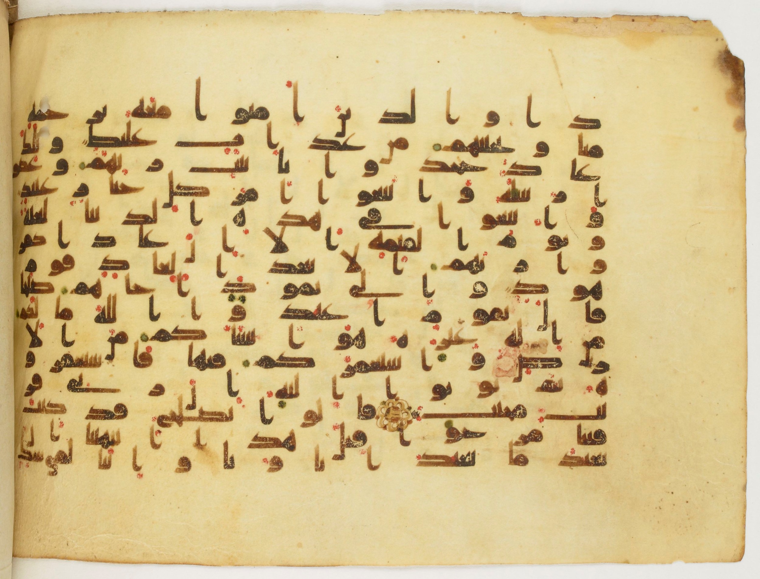 Paris, Bibliothèque nationale de France, Arabe 340 (d), in Kufic B.II script, showing Surah 11:59 from Mid 8th to Late 9th Century AD found in Fustat (Old Cairo), Egypt, currently housed at Bibliothèque nationale de France, Paris