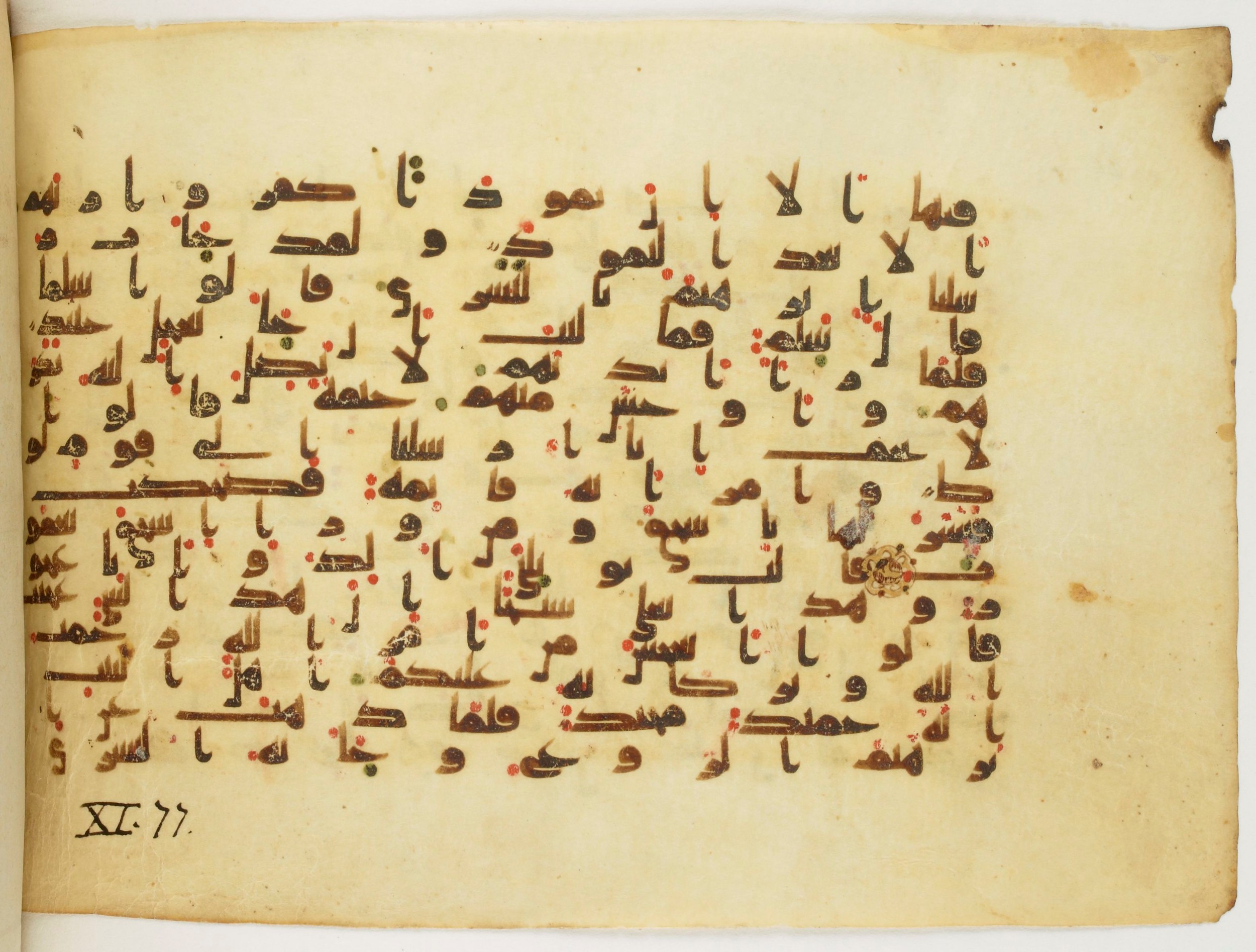 Paris, Bibliothèque nationale de France, Arabe 340 (d), in Kufic B.II script, showing Surah 11:72 from Mid 8th to Late 9th Century AD found in Fustat (Old Cairo), Egypt, currently housed at Bibliothèque nationale de France, Paris