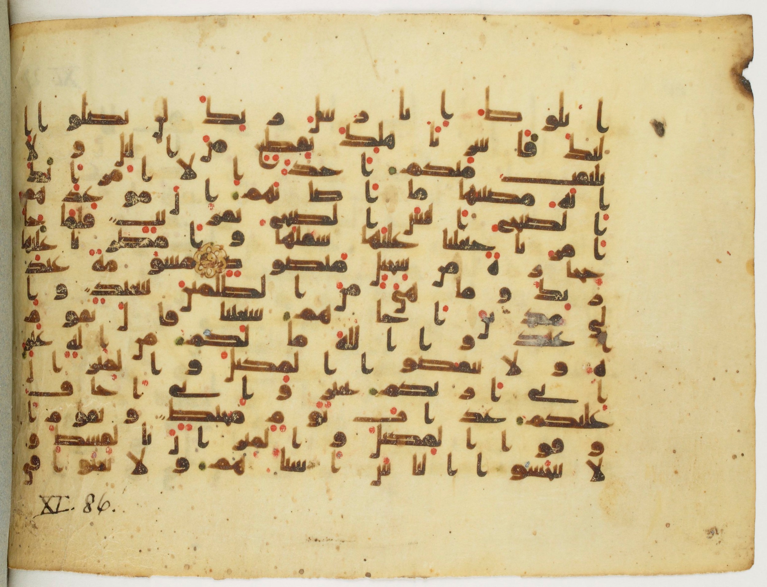 Paris, Bibliothèque nationale de France, Arabe 340 (d), in Kufic B.II script, showing Surah 11:82 from Mid 8th to Late 9th Century AD found in Fustat (Old Cairo), Egypt, currently housed at Bibliothèque nationale de France, Paris
