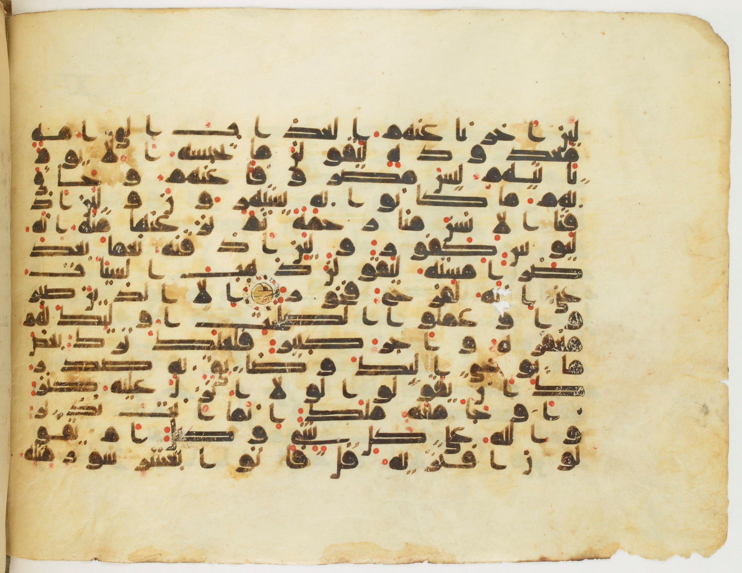 Arabe 340 (e) (Scan 2), in Kufic D.IV script, showing Surah 11:8 from Mid 8th to Late 10th Century AD found in al-Fusṭāṭ (Old Cairo), Egypt, currently housed at Bibliothèque nationale de France, Paris
