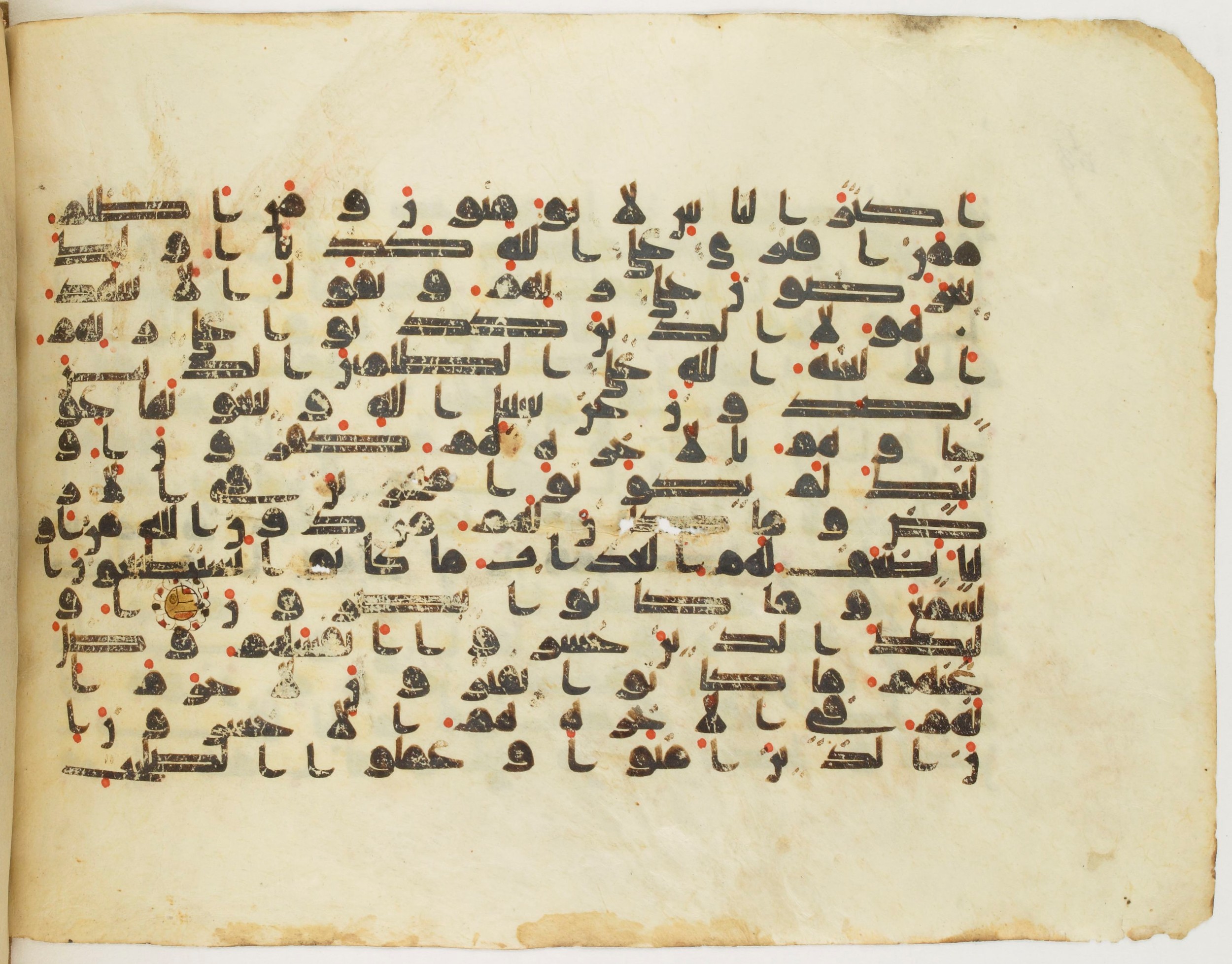 Arabe 340 (e), in Kufic D.IV script, showing Surah 11:21 from Mid 8th to Late 10th Century AD found in al-Fusṭāṭ (Old Cairo), Egypt, currently housed at Bibliothèque nationale de France, Paris