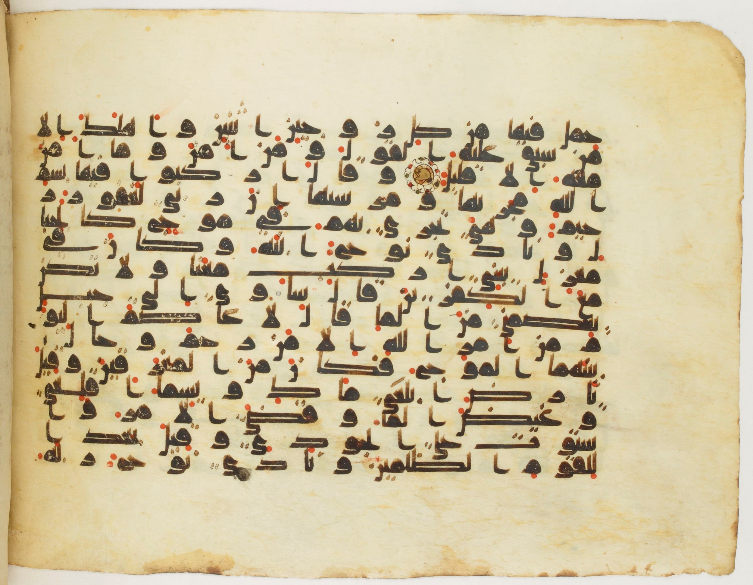 Arabe 340 (e) (Scan 1), in Kufic D.IV script, showing Surah 11:45 from Mid 8th to Late 10th Century AD found in al-Fusṭāṭ (Old Cairo), Egypt, currently housed at Bibliothèque nationale de France, Paris