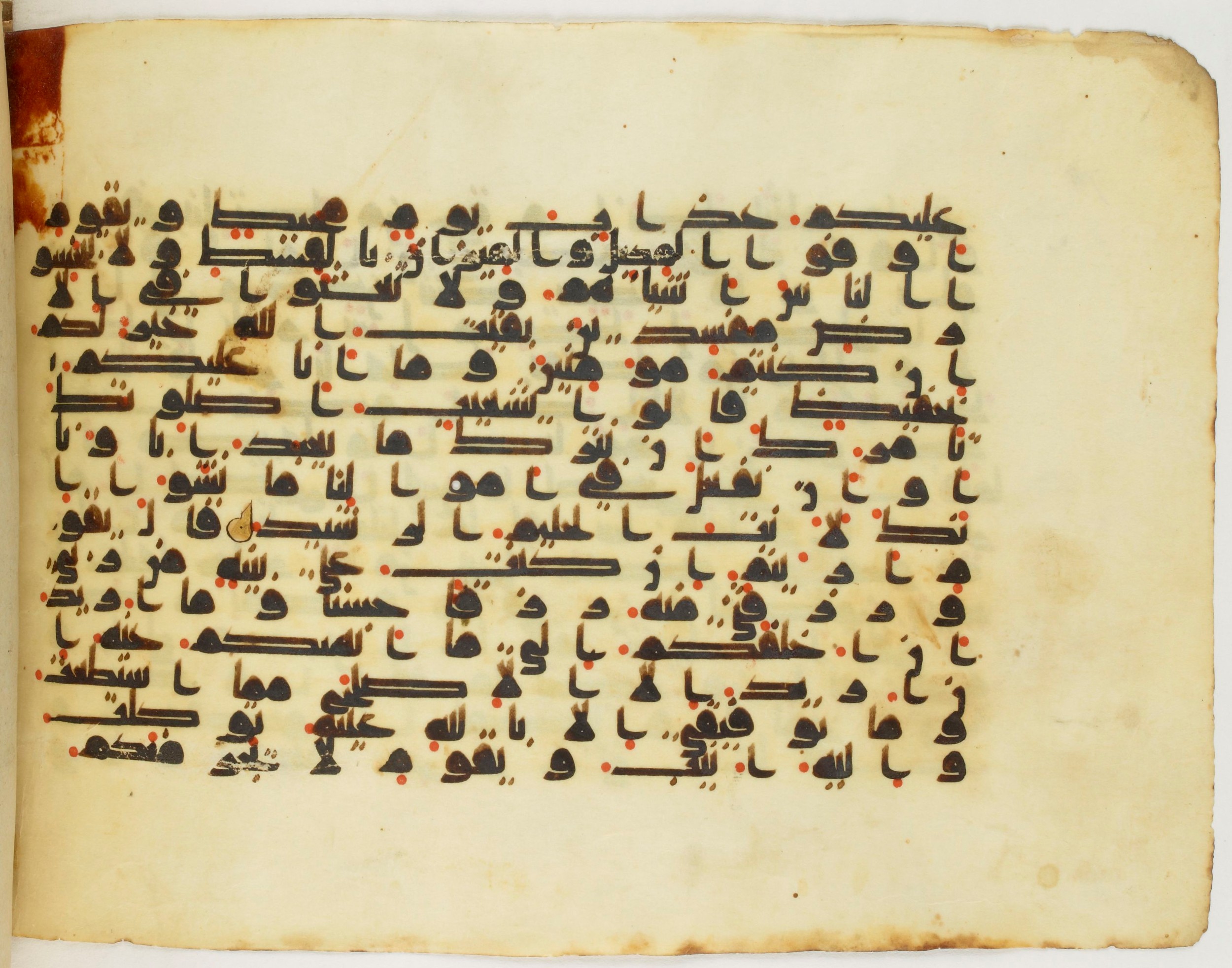 Arabe 340 (e) (Scan 1), in Kufic D.IV script, showing Surah 11:89 from Mid 8th to Late 10th Century AD found in al-Fusṭāṭ (Old Cairo), Egypt, currently housed at Bibliothèque nationale de France, Paris