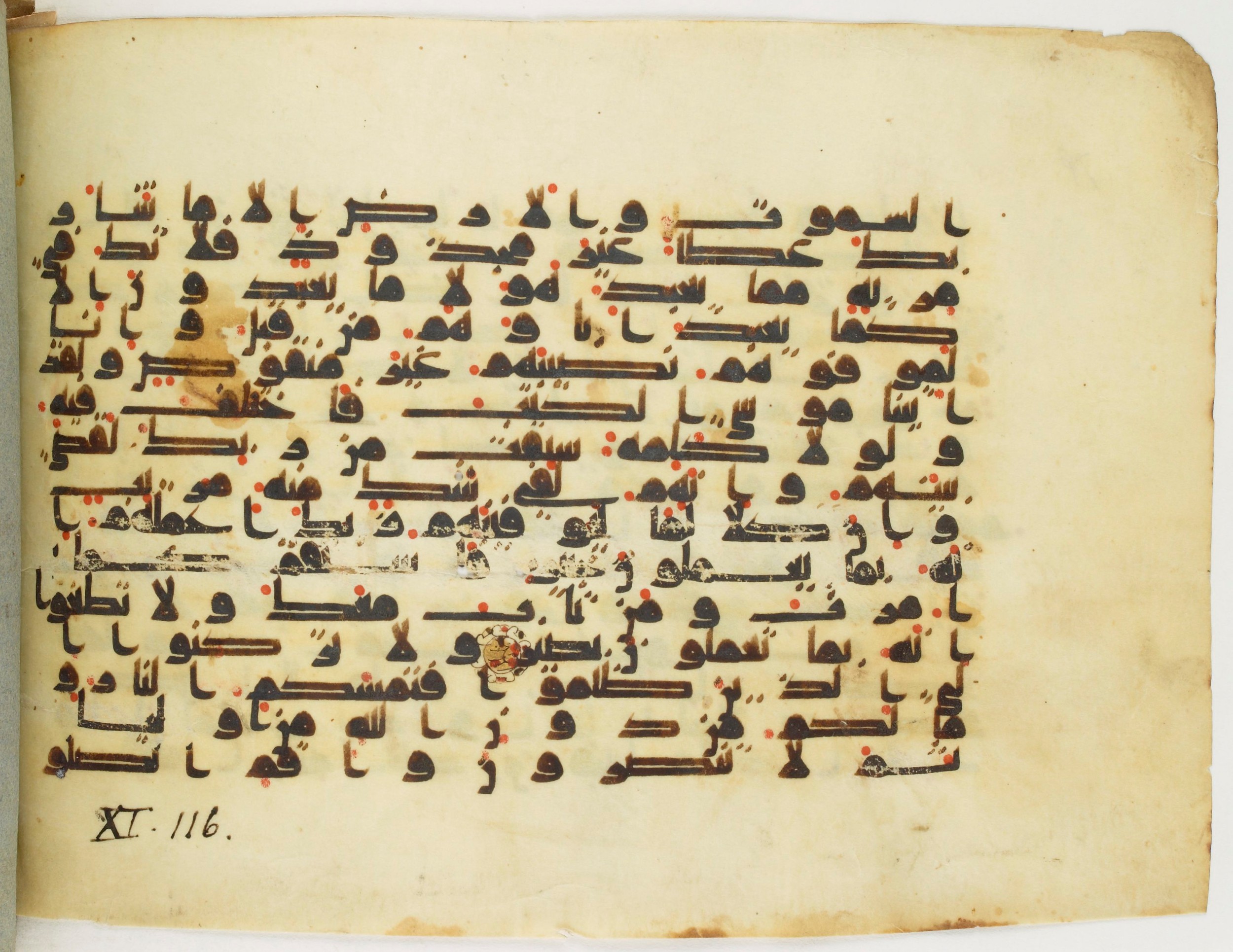 Arabe 340 (e), in Kufic D.IV script, showing Surah 11:113 from Mid 8th to Late 10th Century AD found in al-Fusṭāṭ (Old Cairo), Egypt, currently housed at Bibliothèque nationale de France, Paris