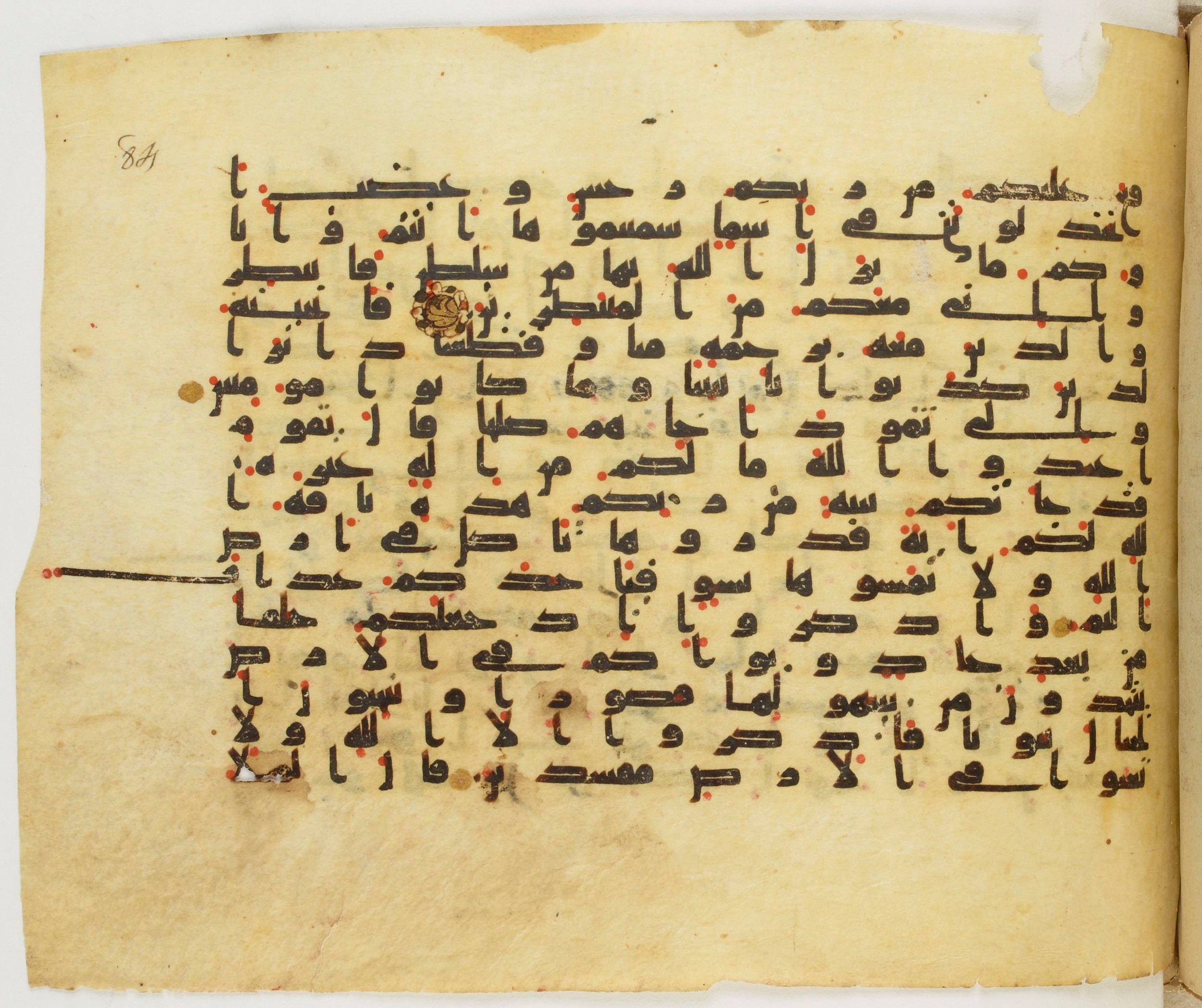 Paris, Bibliothèque nationale de France, Arabe 340 (f), in Kufic B.II script, showing Surah 7:73 from Mid 8th to Late 9th Century AD found in Fustat (Old Cairo), Egypt, currently housed at Bibliothèque nationale de France, Paris