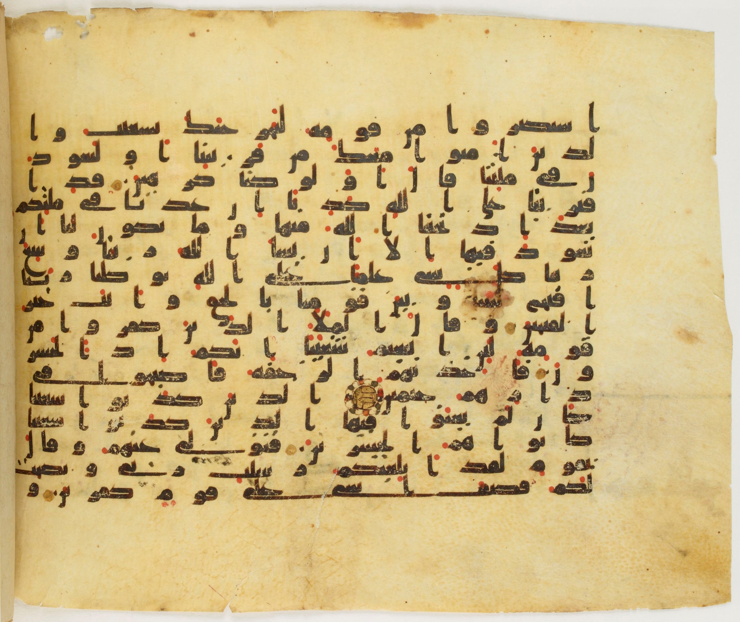 Paris, Bibliothèque nationale de France, Arabe 340 (f), in Kufic B.II script, showing Surah 7:91 from Mid 8th to Late 9th Century AD found in Fustat (Old Cairo), Egypt, currently housed at Bibliothèque nationale de France, Paris