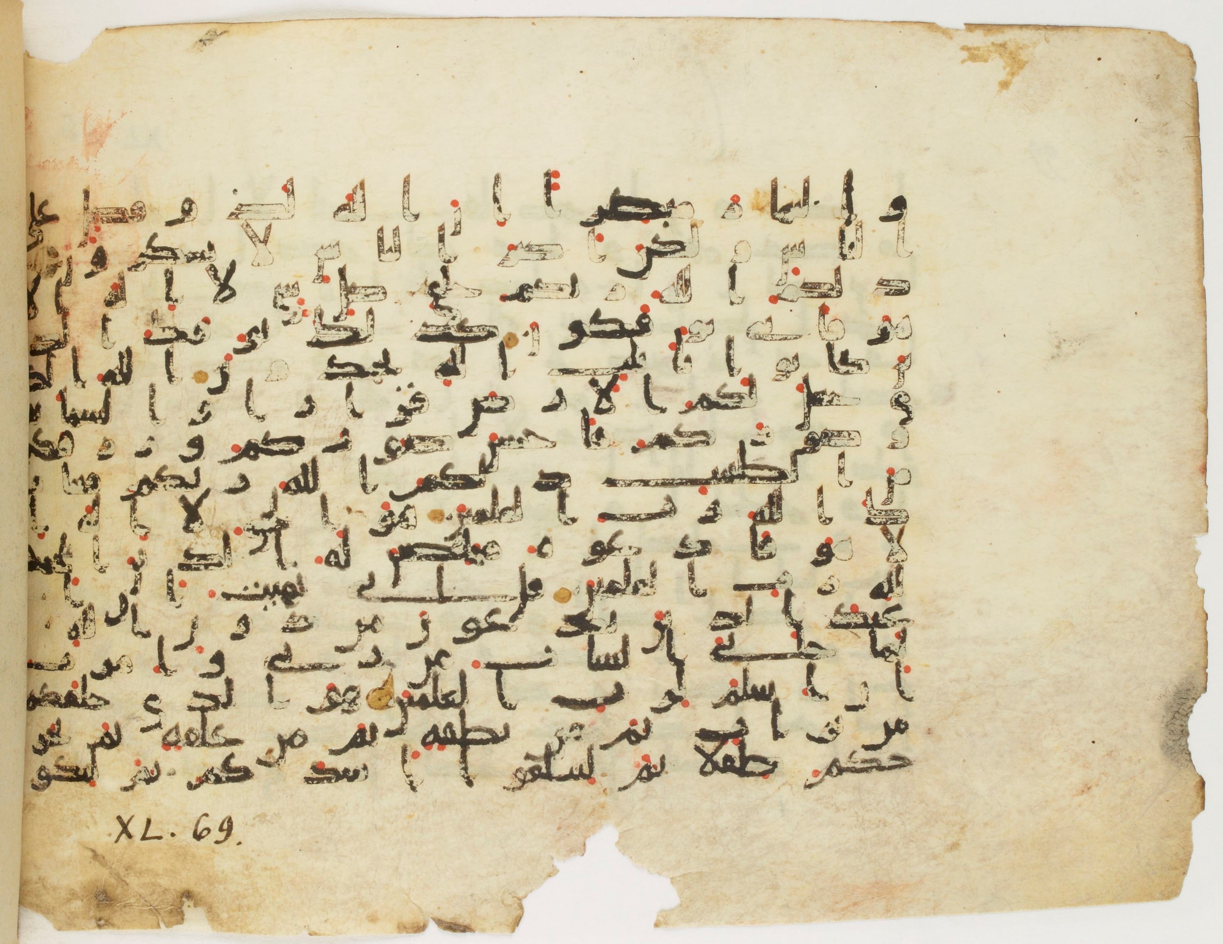 Paris, Bibliothèque nationale de France, Arabe 340 (f), in Kufic B.II script, showing Surah 40:64 from Mid 8th to Late 9th Century AD found in Fustat (Old Cairo), Egypt, currently housed at Bibliothèque nationale de France, Paris