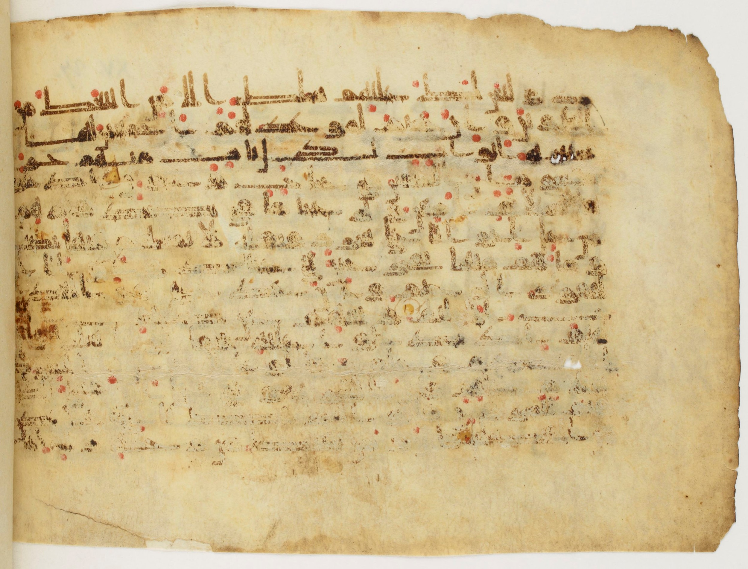Paris, Bibliothèque nationale de France, Arabe 340 (g), in Kūfī D common script, showing Surah 15:49 from Mid 8th to Late 10th Century AD found in Fustat (Old Cairo), Egypt, currently housed at Bibliothèque nationale de France, Paris