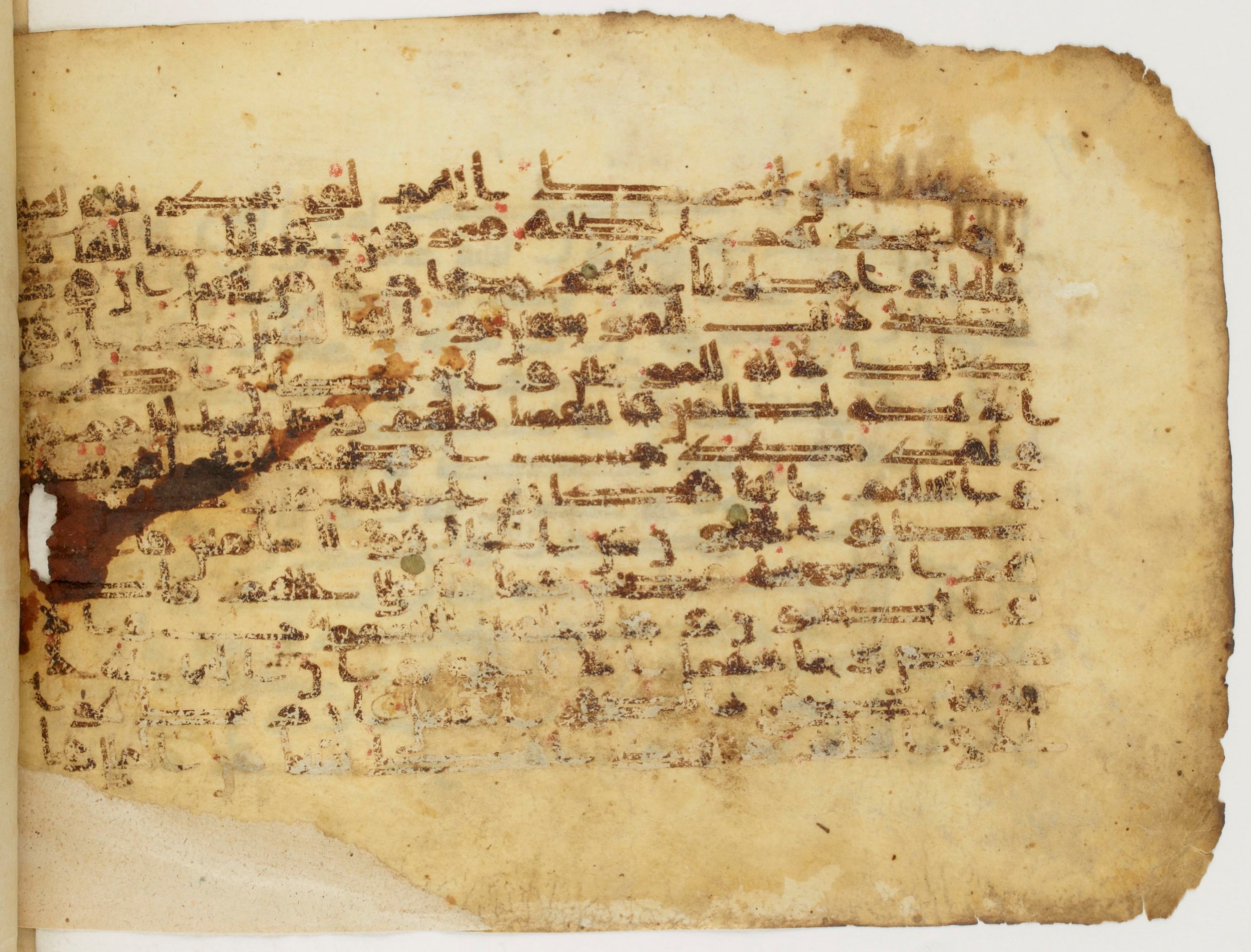 Paris, Bibliothèque nationale de France, Arabe 340 (g) (Scan 2), in Kūfī D common script, showing Surah 15:71 from Mid 8th to Late 10th Century AD found in Fustat (Old Cairo), Egypt, currently housed at Bibliothèque nationale de France, Paris