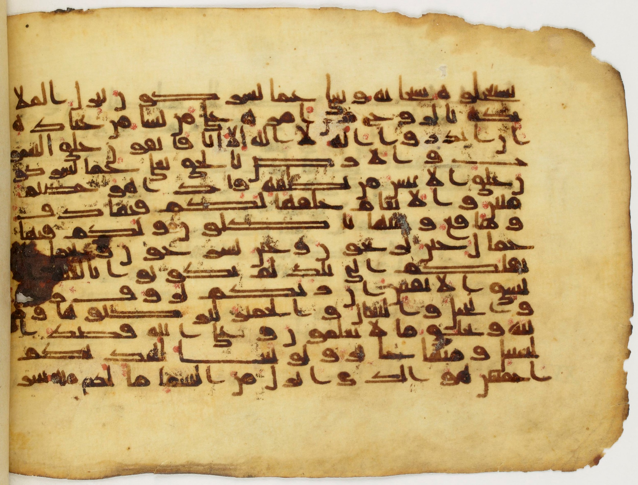 Paris, Bibliothèque nationale de France, Arabe 340 (g), in Kūfī D common script, showing Surah 16:2 from Mid 8th to Late 10th Century AD found in Fustat (Old Cairo), Egypt, currently housed at Bibliothèque nationale de France, Paris