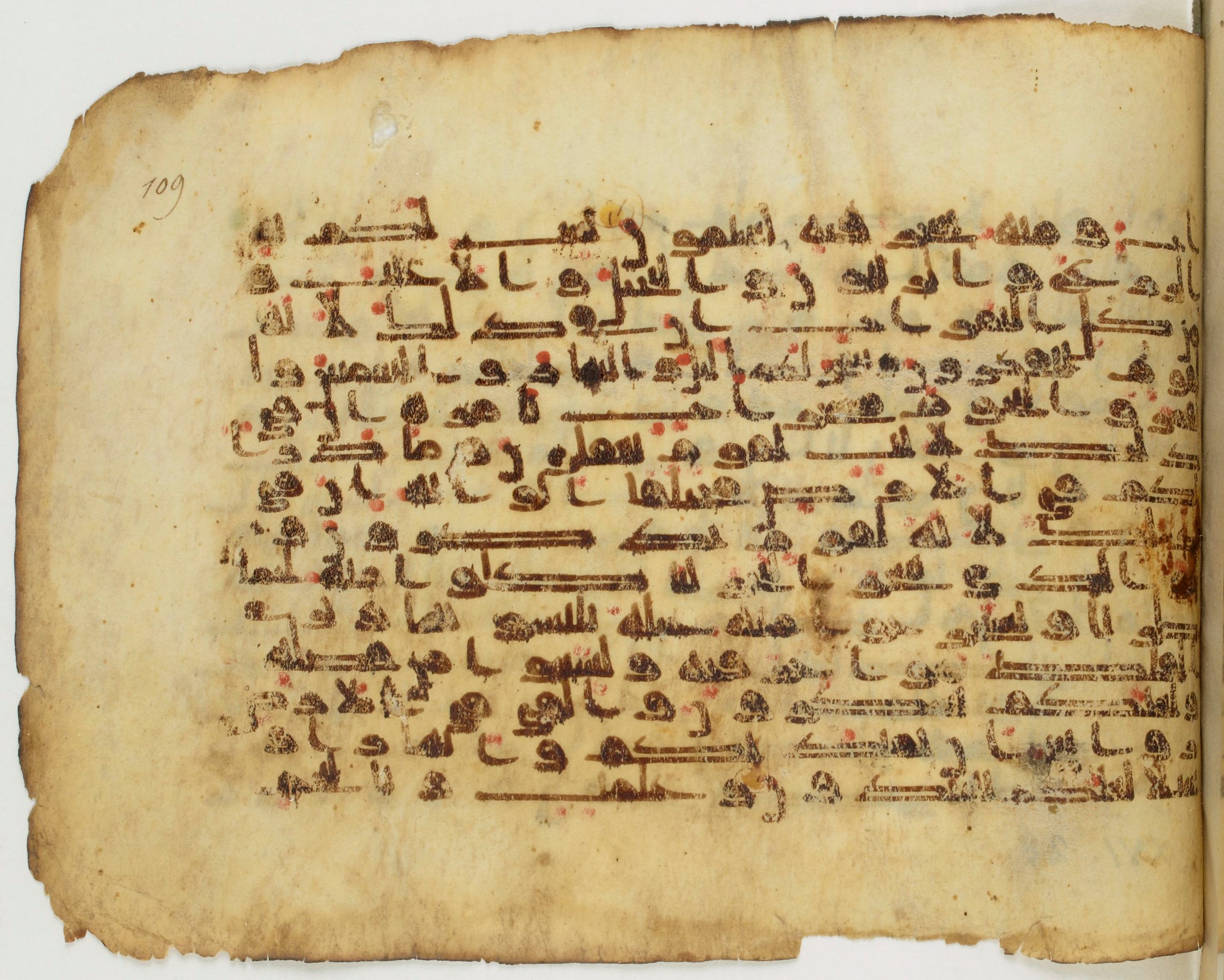 Paris, Bibliothèque nationale de France, Arabe 340 (g), in Kūfī D common script, showing Surah 16:13 from Mid 8th to Late 10th Century AD found in Fustat (Old Cairo), Egypt, currently housed at Bibliothèque nationale de France, Paris