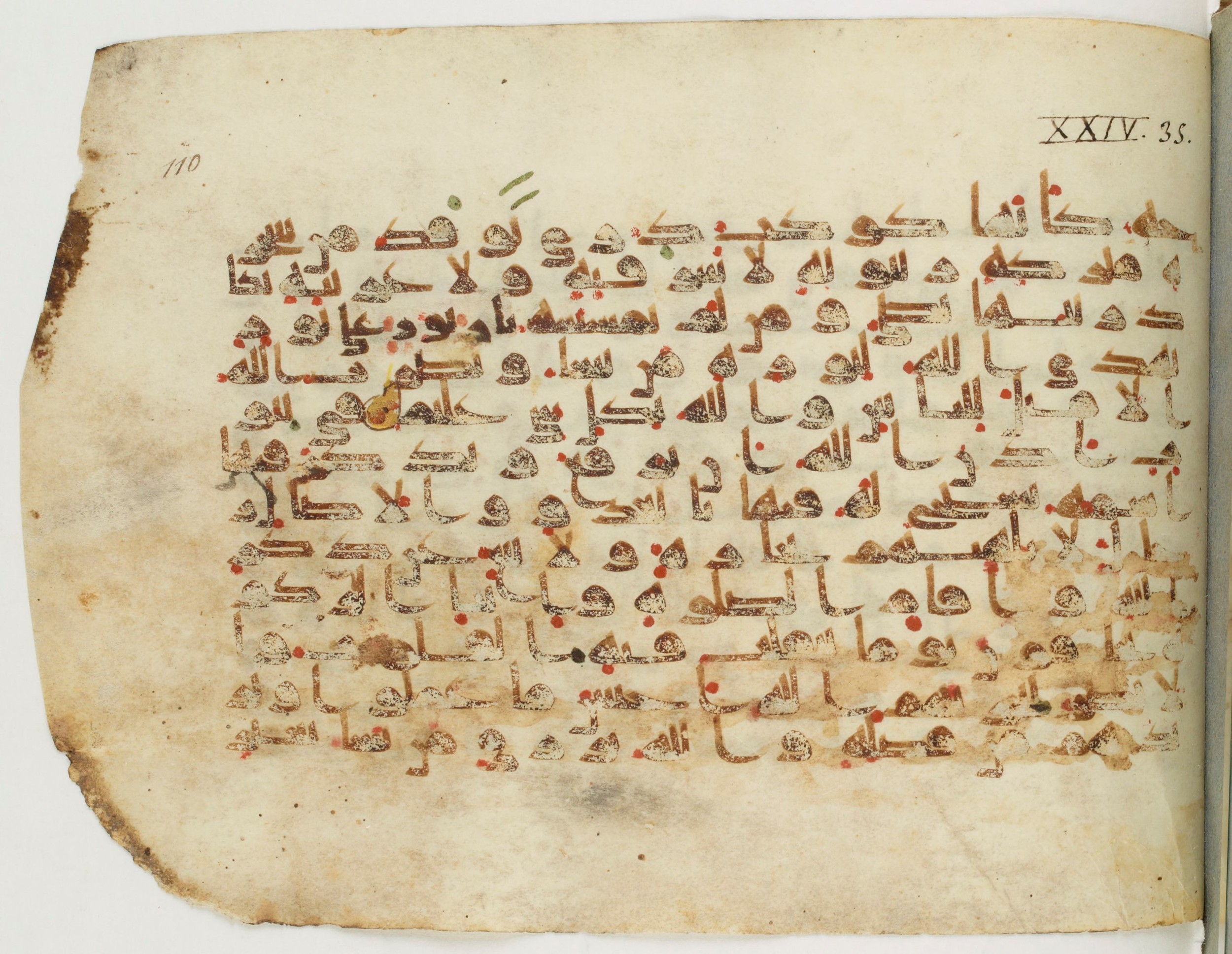 Paris, Bibliothèque nationale de France, Arabe 340 (h), in kūfī D.I, kūfī D.III script, showing Surah 24:36 from Mid-8th to Late 10th Century AD found in Fustat (Old Cairo), Egypt, currently housed at Bibliothèque nationale de France, Paris