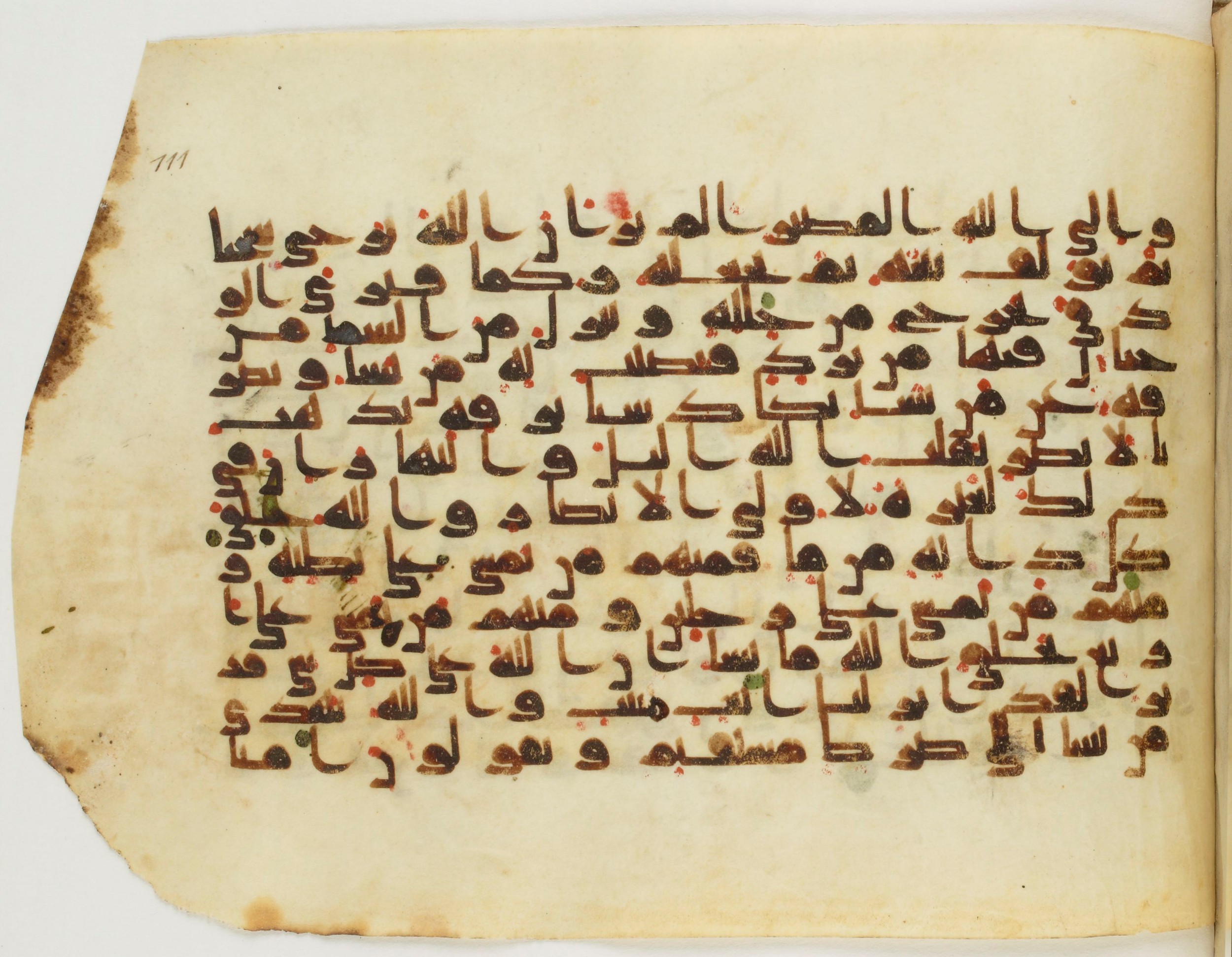 Paris, Bibliothèque nationale de France, Arabe 340 (h), in kūfī D.I, kūfī D.III script, showing Surah 24:44 from Mid-8th to Late 10th Century AD found in Fustat (Old Cairo), Egypt, currently housed at Bibliothèque nationale de France, Paris