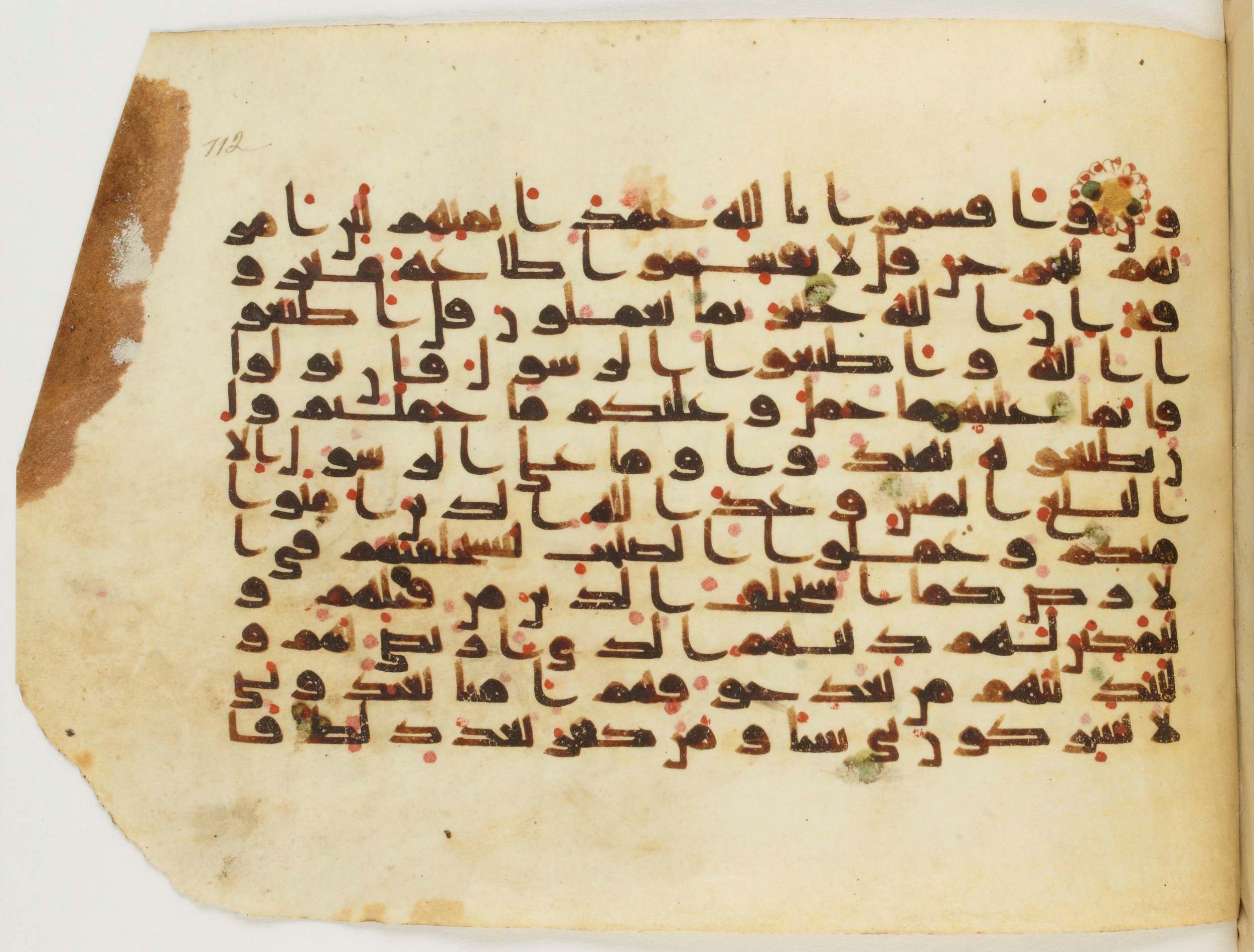 Paris, Bibliothèque nationale de France, Arabe 340 (h) (Scan 2), in kūfī D.I, kūfī D.III script, showing Surah 24:52 from Mid-8th to Late 10th Century AD found in Fustat (Old Cairo), Egypt, currently housed at Bibliothèque nationale de France, Paris