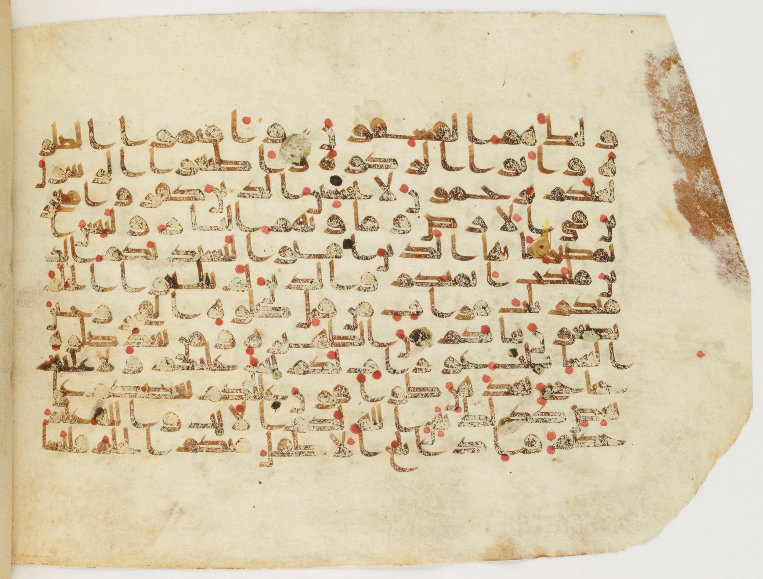 Paris, Bibliothèque nationale de France, Arabe 340 (h) (Scan 1), in kūfī D.I, kūfī D.III script, showing Surah 24:59 from Mid-8th to Late 10th Century AD found in Fustat (Old Cairo), Egypt, currently housed at Bibliothèque nationale de France, Paris