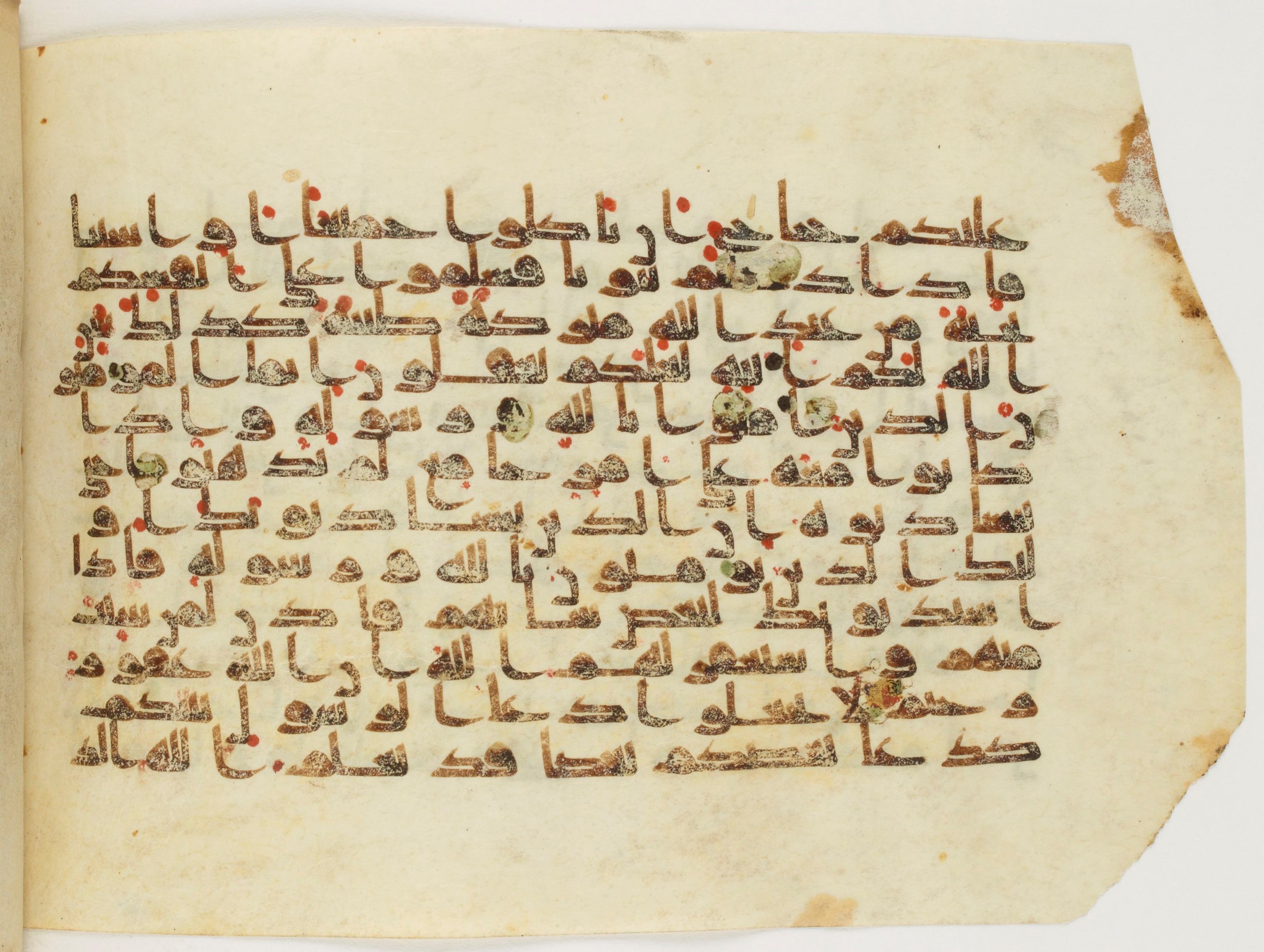 Paris, Bibliothèque nationale de France, Arabe 340 (h), in kūfī D.I, kūfī D.III script, showing Surah 24:62 from Mid-8th to Late 10th Century AD found in Fustat (Old Cairo), Egypt, currently housed at Bibliothèque nationale de France, Paris