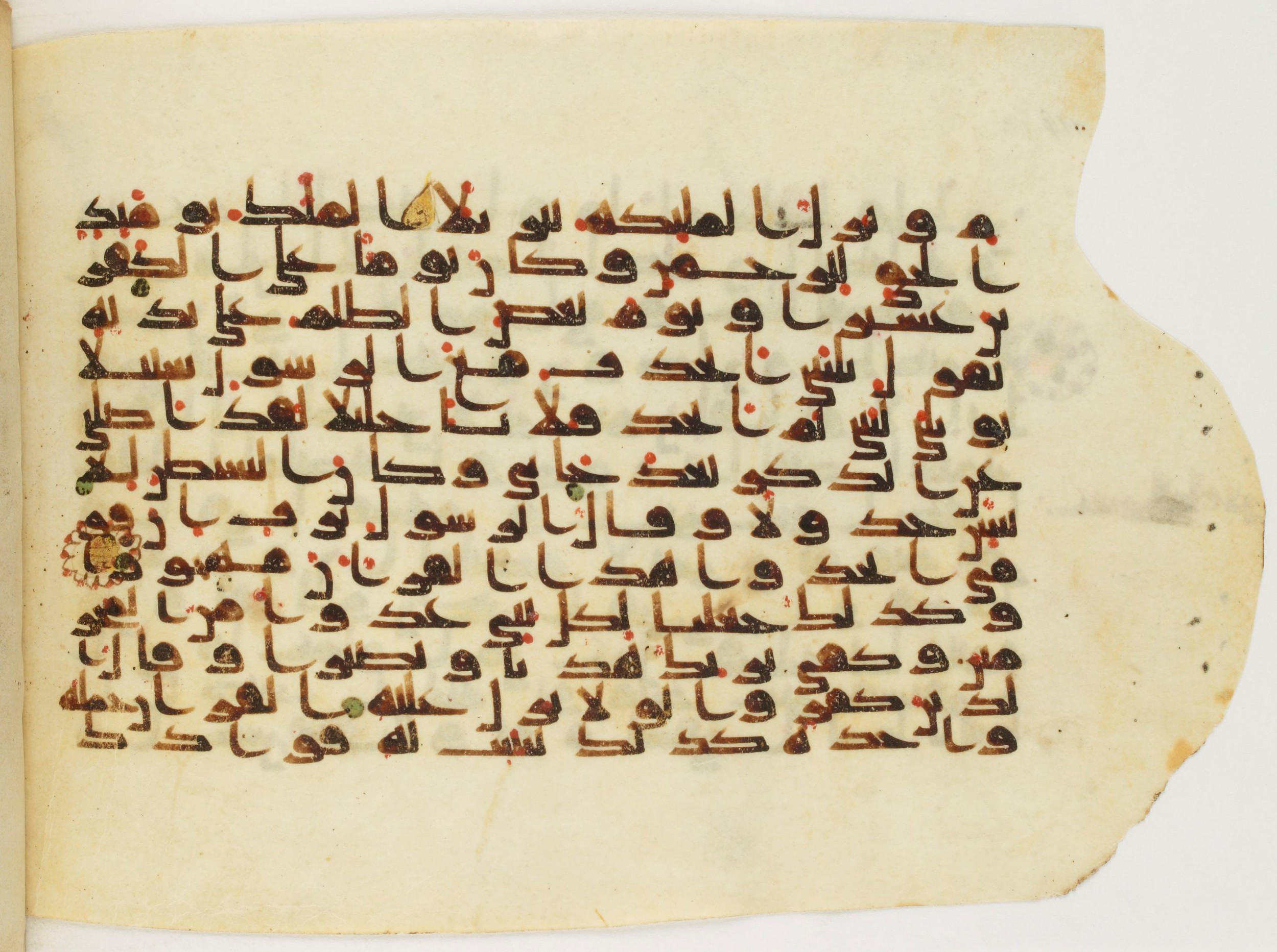 Paris, Bibliothèque nationale de France, Arabe 340 (h), in kūfī D.I, kūfī D.III script, showing Surah 25:28 from Mid-8th to Late 10th Century AD found in Fustat (Old Cairo), Egypt, currently housed at Bibliothèque nationale de France, Paris
