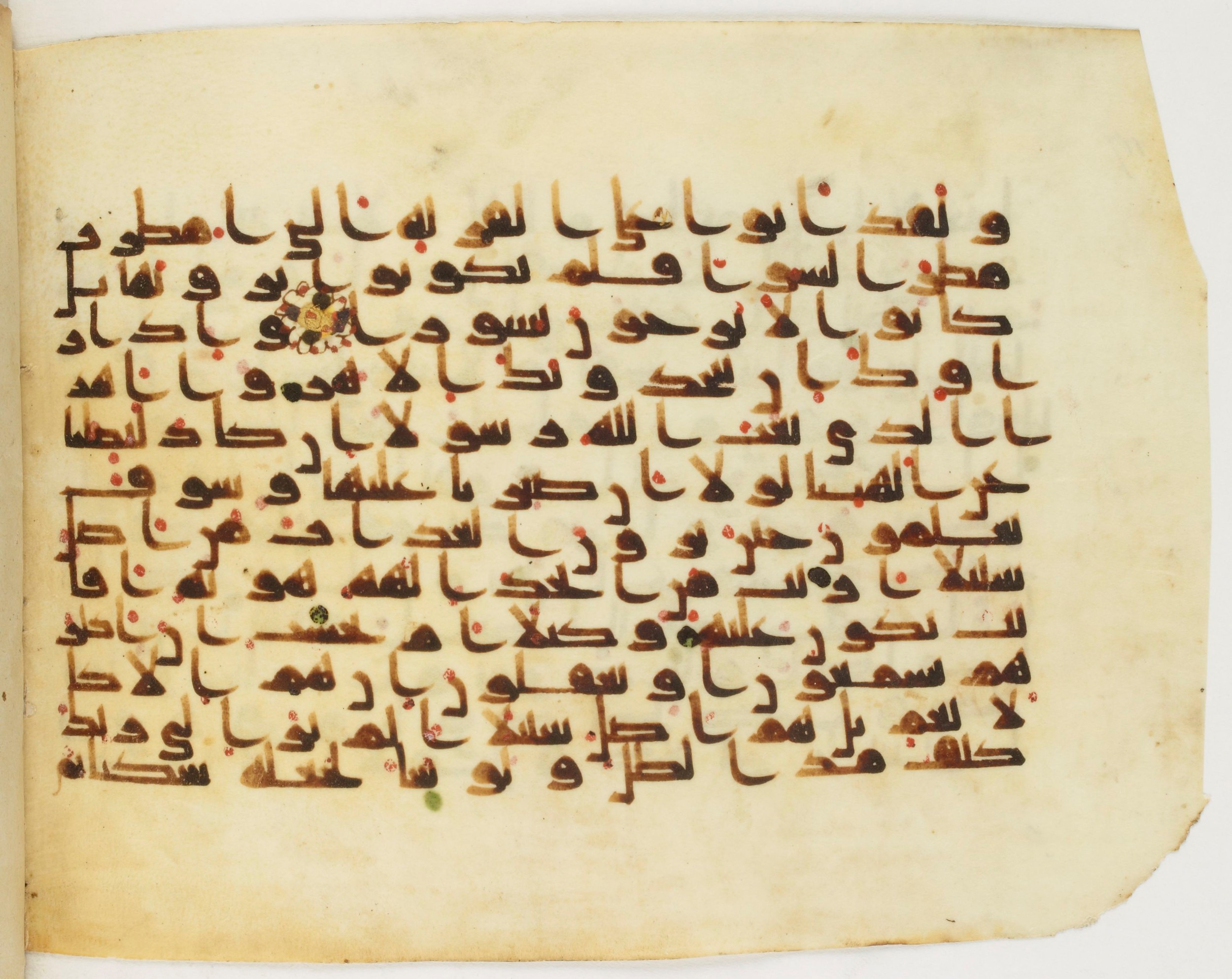 Paris, Bibliothèque nationale de France, Arabe 340 (h) (Scan 2), in kūfī D.I, kūfī D.III script, showing Surah 25:39 from Mid-8th to Late 10th Century AD found in Fustat (Old Cairo), Egypt, currently housed at Bibliothèque nationale de France, Paris