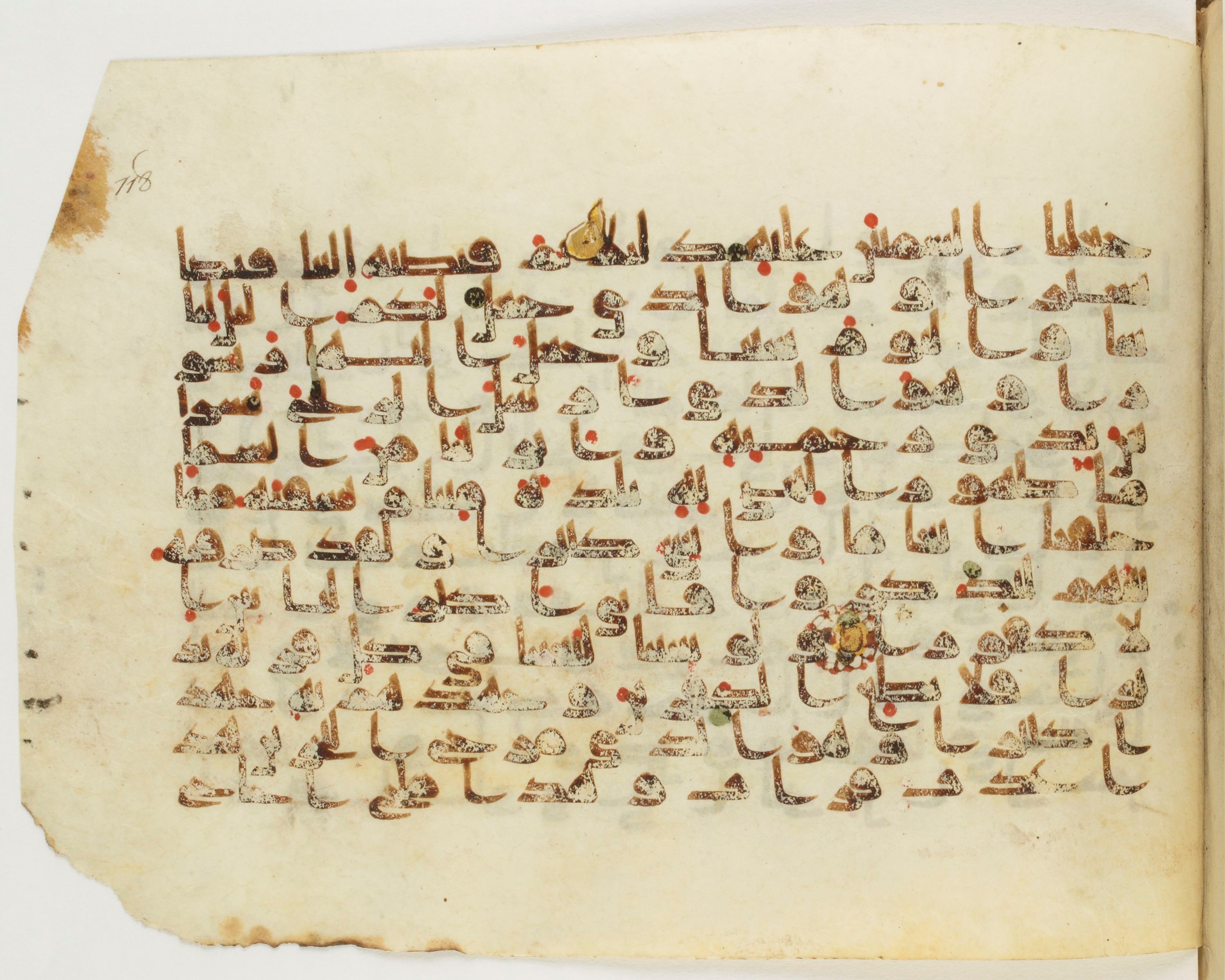 Paris, Bibliothèque nationale de France, Arabe 340 (h) (Scan 2), in kūfī D.I, kūfī D.III script, showing Surah 25:45 from Mid-8th to Late 10th Century AD found in Fustat (Old Cairo), Egypt, currently housed at Bibliothèque nationale de France, Paris