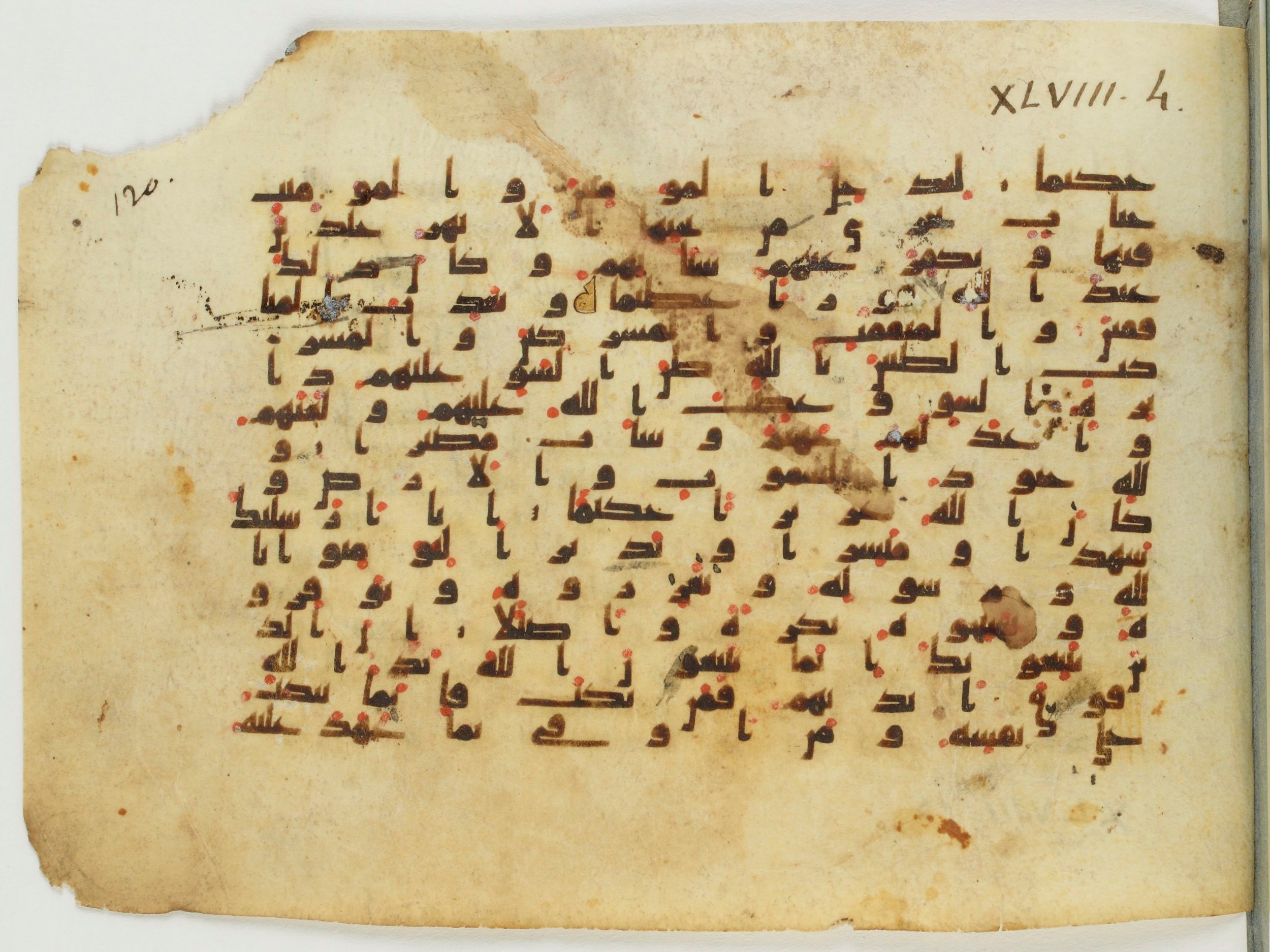 Paris, Bibliothèque nationale de France, Arabe 340 (i), in Kūfī B.II script, showing Surah 48:4 from Mid 8th to Late 9th Century AD found in Fustat (Old Cairo), Egypt, currently housed at Bibliothèque nationale de France, Paris