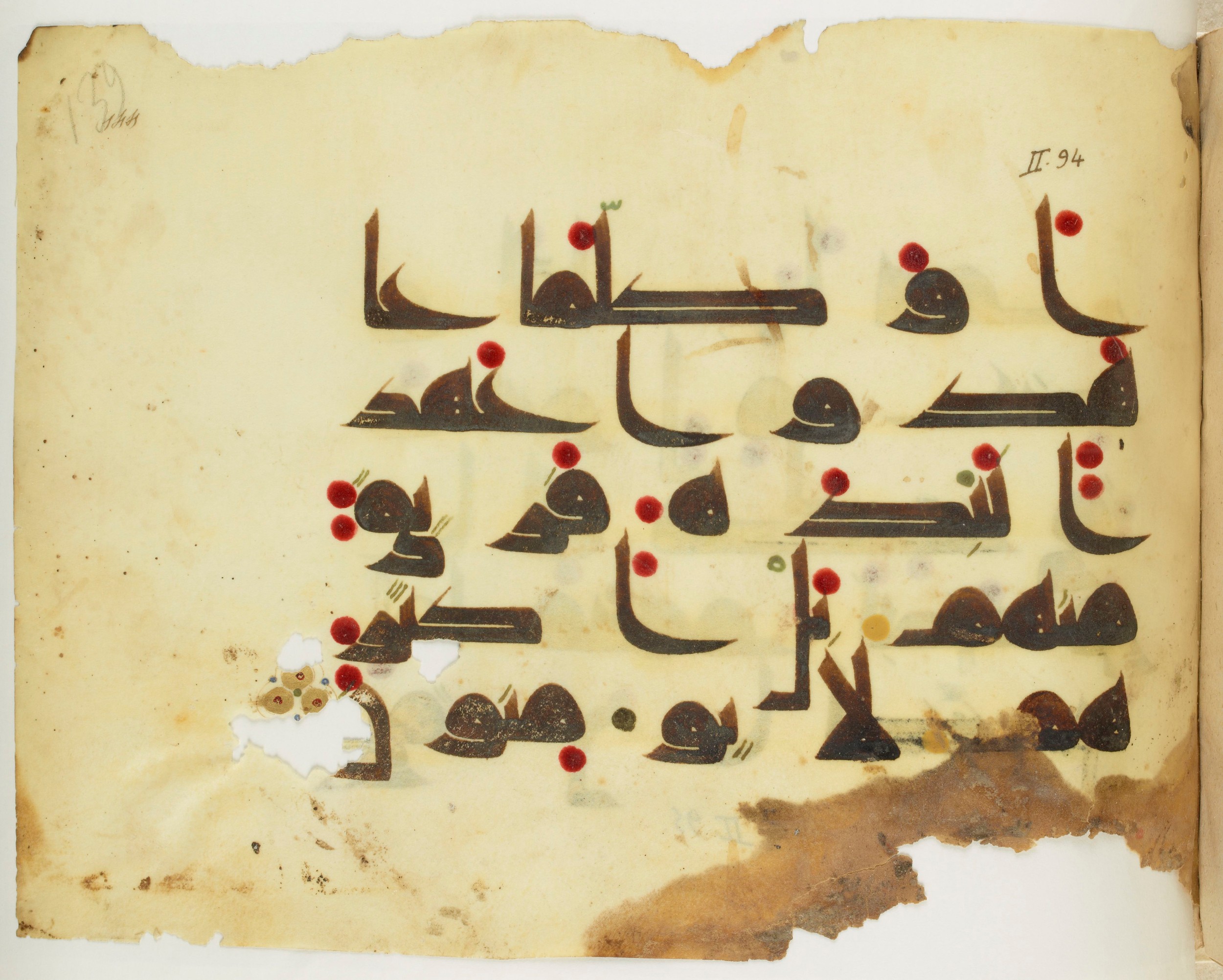 Paris, Bibliothèque nationale de France, Arabe 341 (b), in Kūfī D.III script, showing Surah 2:100 from Mid-8th to Late 9th Century AD found in Fustat (Old Cairo), Egypt, currently housed at Bibliothèque nationale de France, Paris
