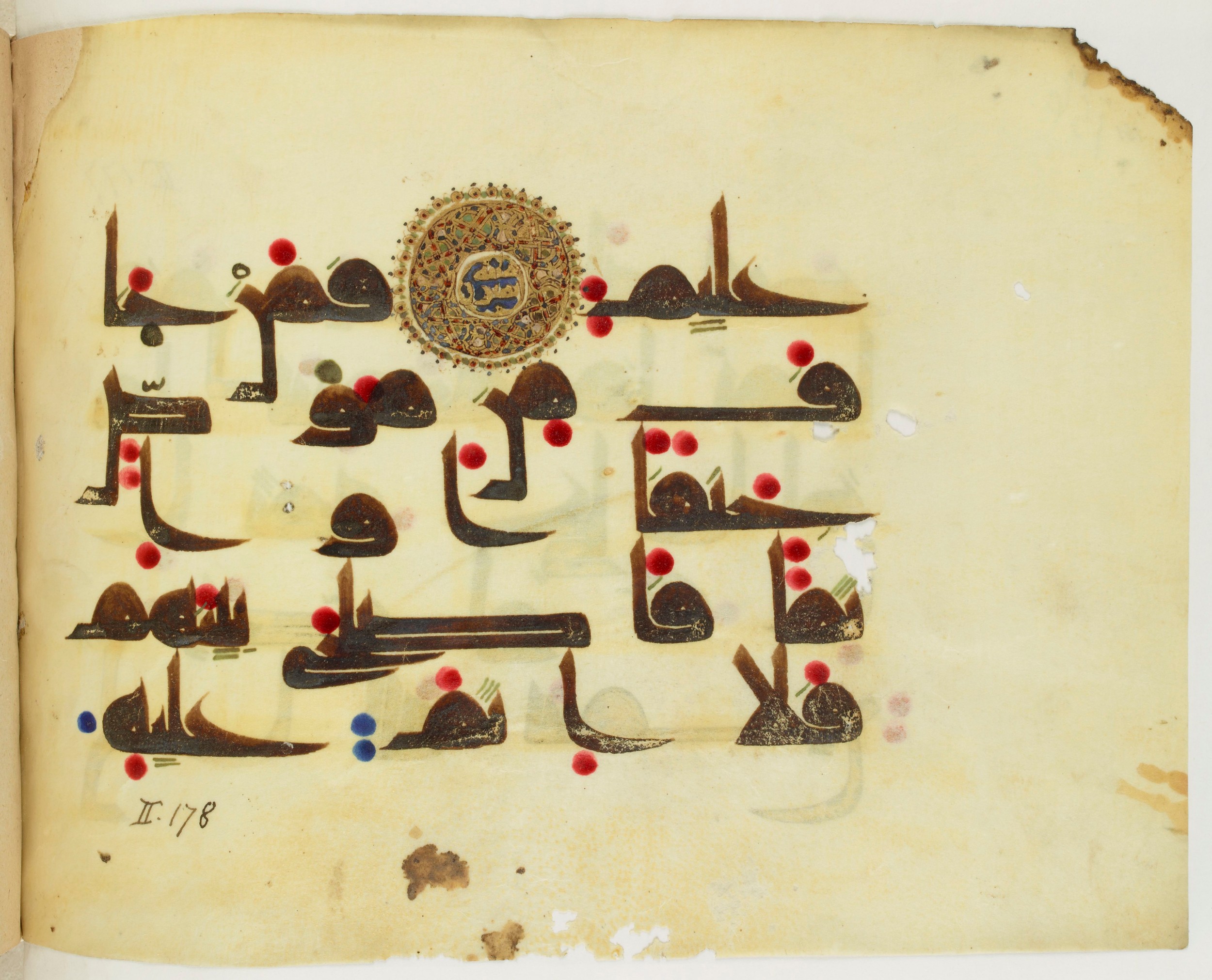 Paris, Bibliothèque nationale de France, Arabe 341 (b) (Scan 1), in Kūfī D.III script, showing Surah 2:182 from Mid-8th to Late 9th Century AD found in Fustat (Old Cairo), Egypt, currently housed at Bibliothèque nationale de France, Paris