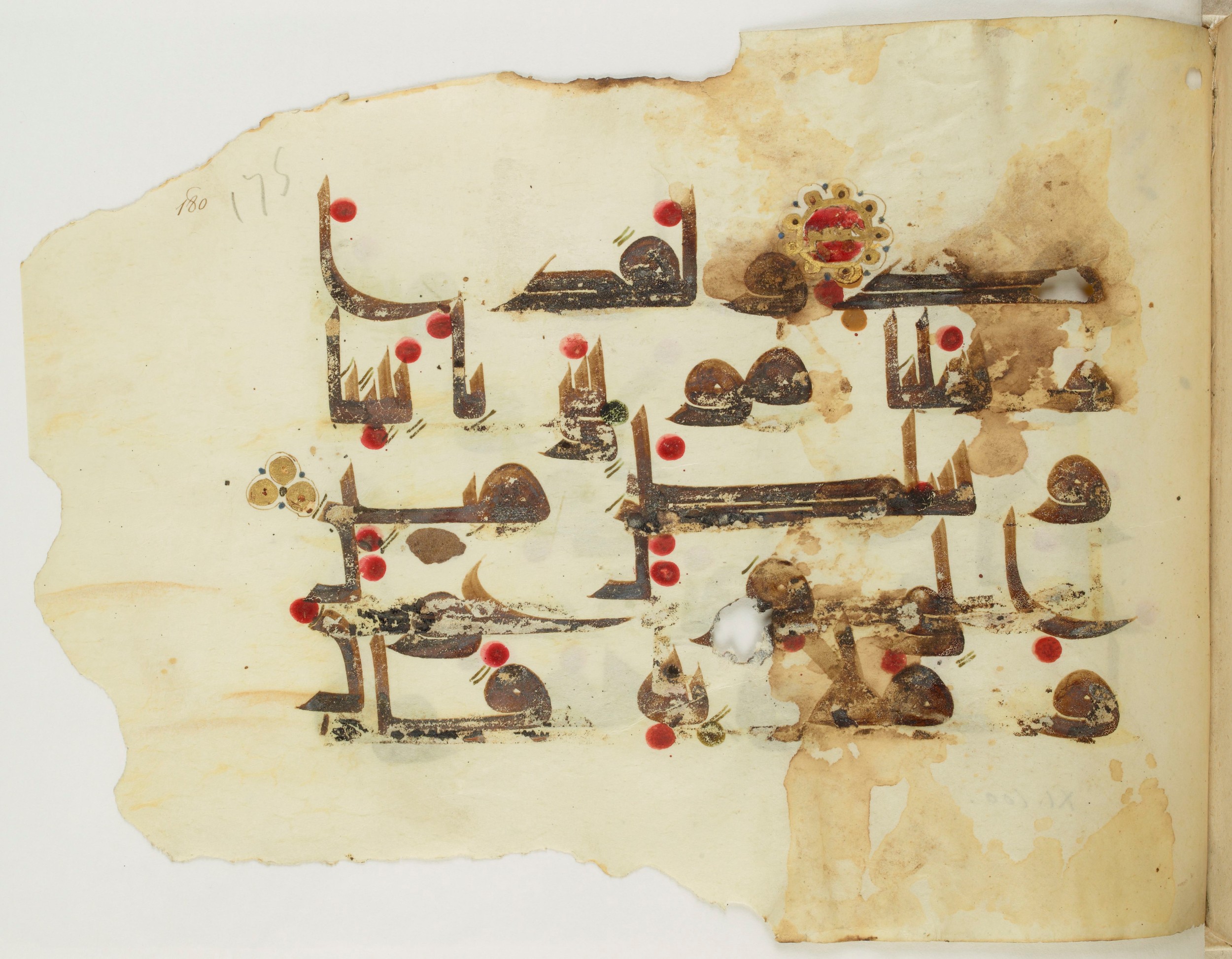 Paris, Bibliothèque nationale de France, Arabe 341 (b), in Kūfī D.III script, showing Surah 11:96 from Mid-8th to Late 9th Century AD found in Fustat (Old Cairo), Egypt, currently housed at Bibliothèque nationale de France, Paris